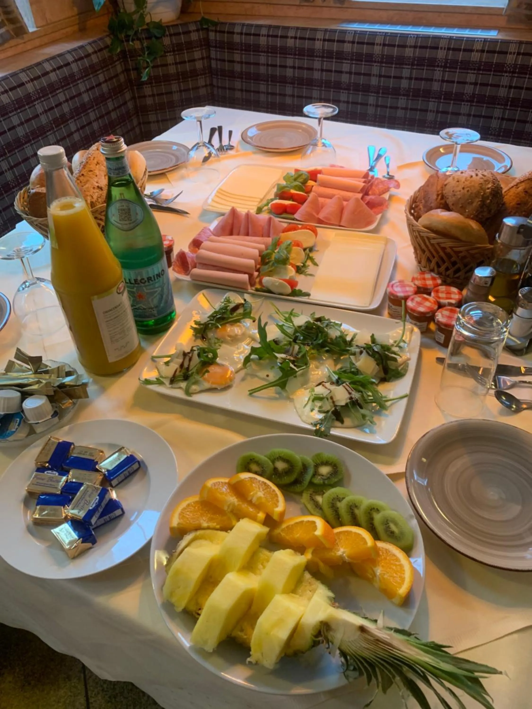Buffet breakfast in Hotel Pizzeria Da Beni