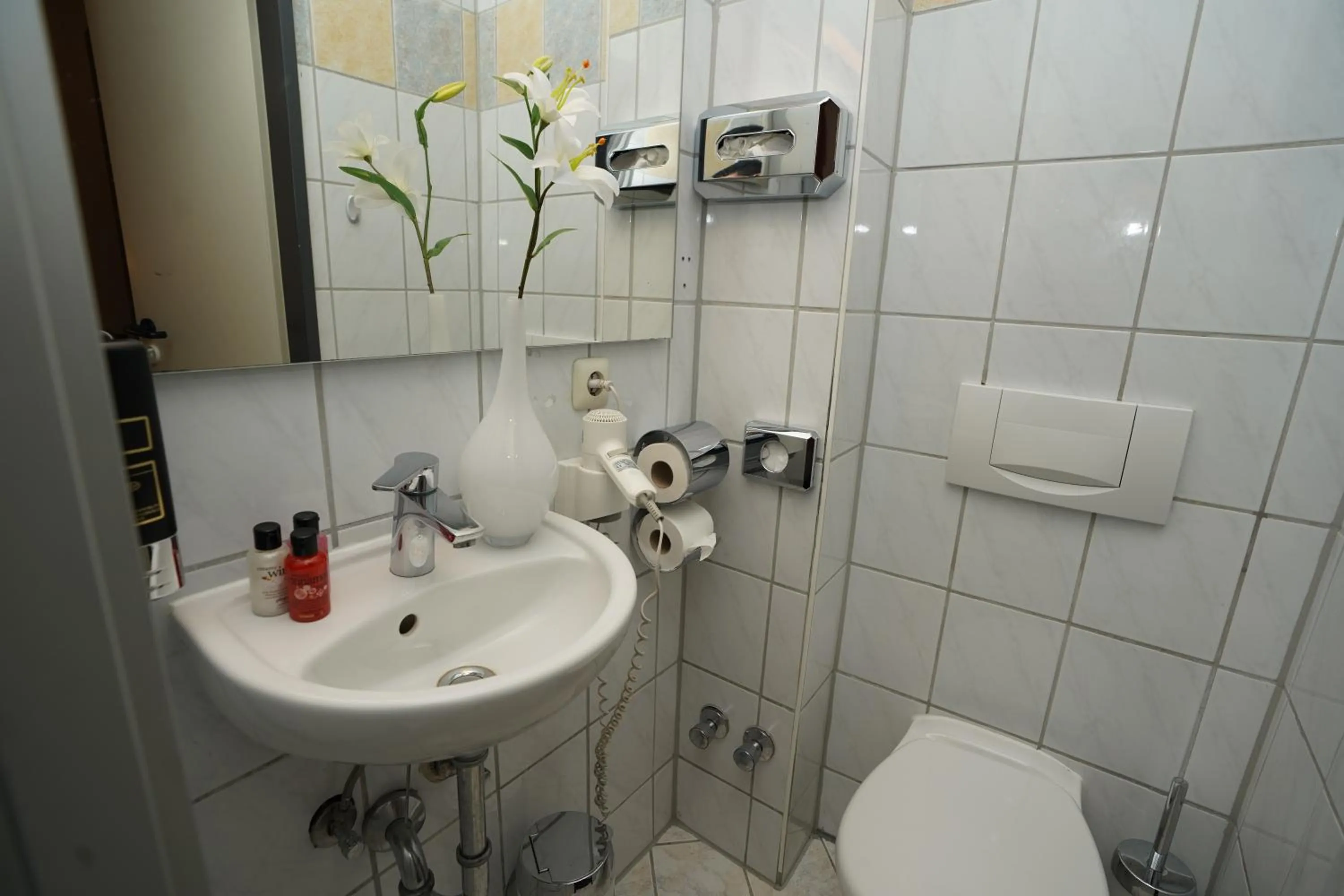 Bathroom in Hotel Little Paris