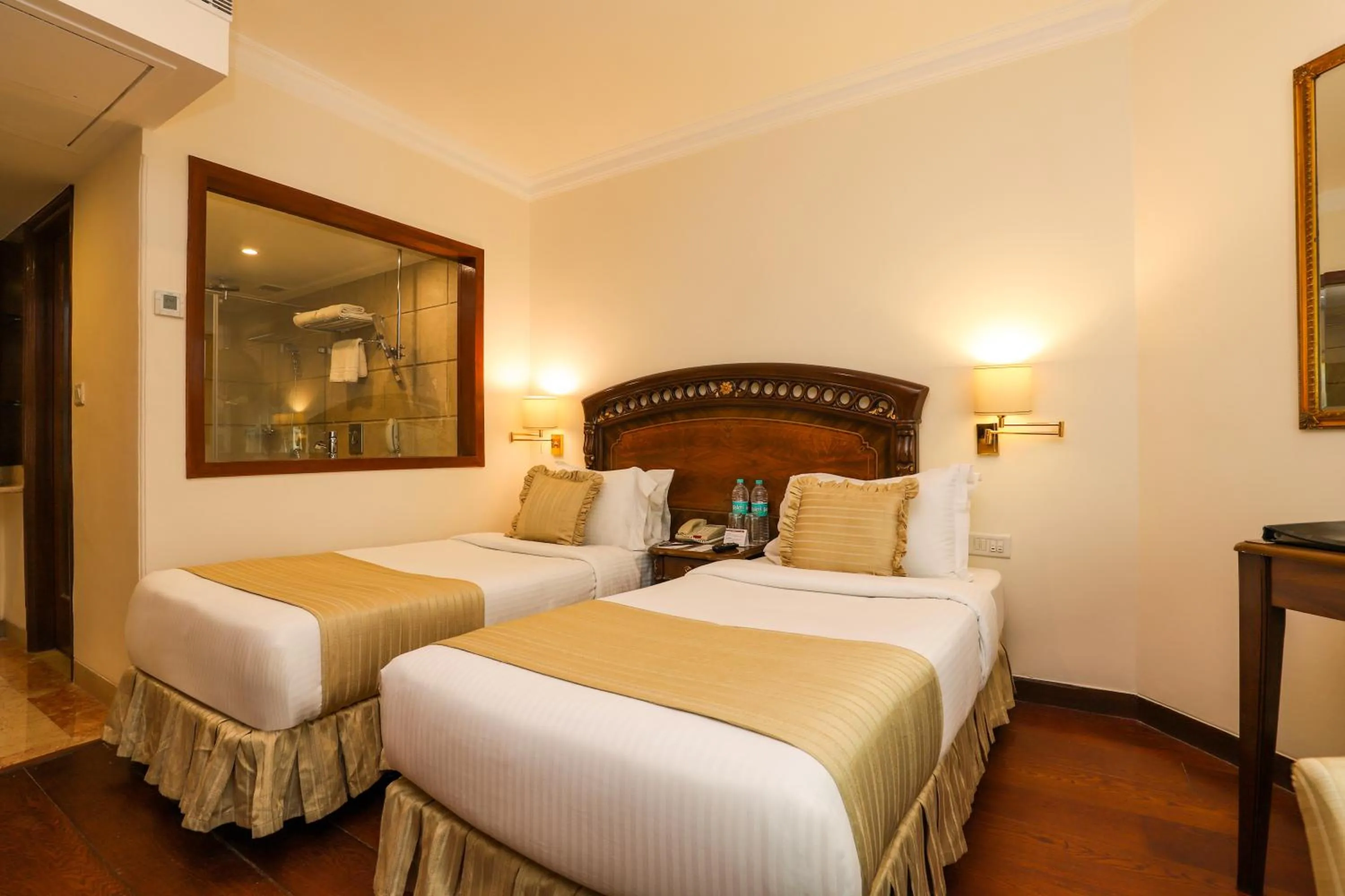 Photo of the whole room, Bed in Hotel The Royal Plaza