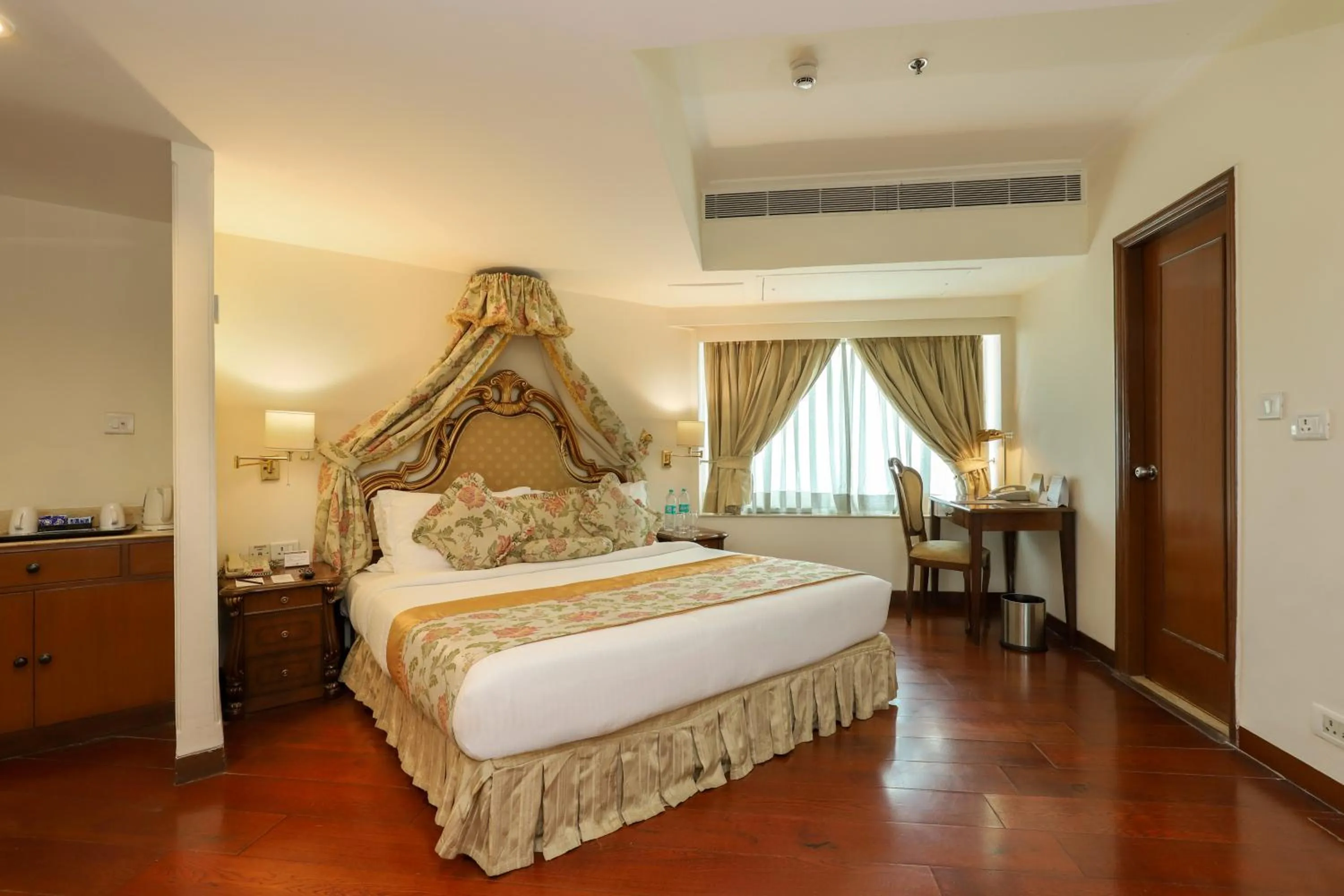 Bed in Hotel The Royal Plaza