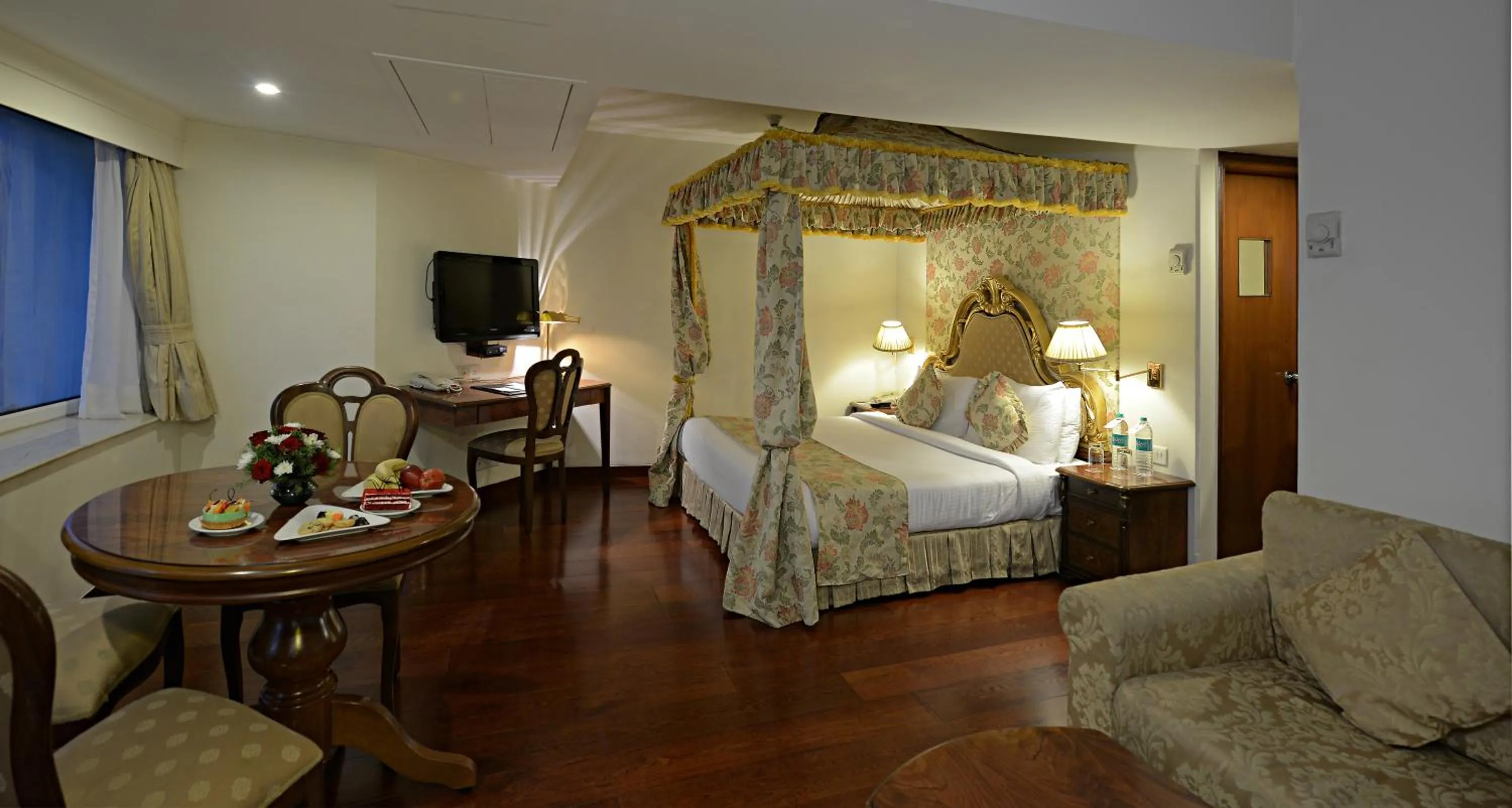 Photo of the whole room, Bed in Hotel The Royal Plaza
