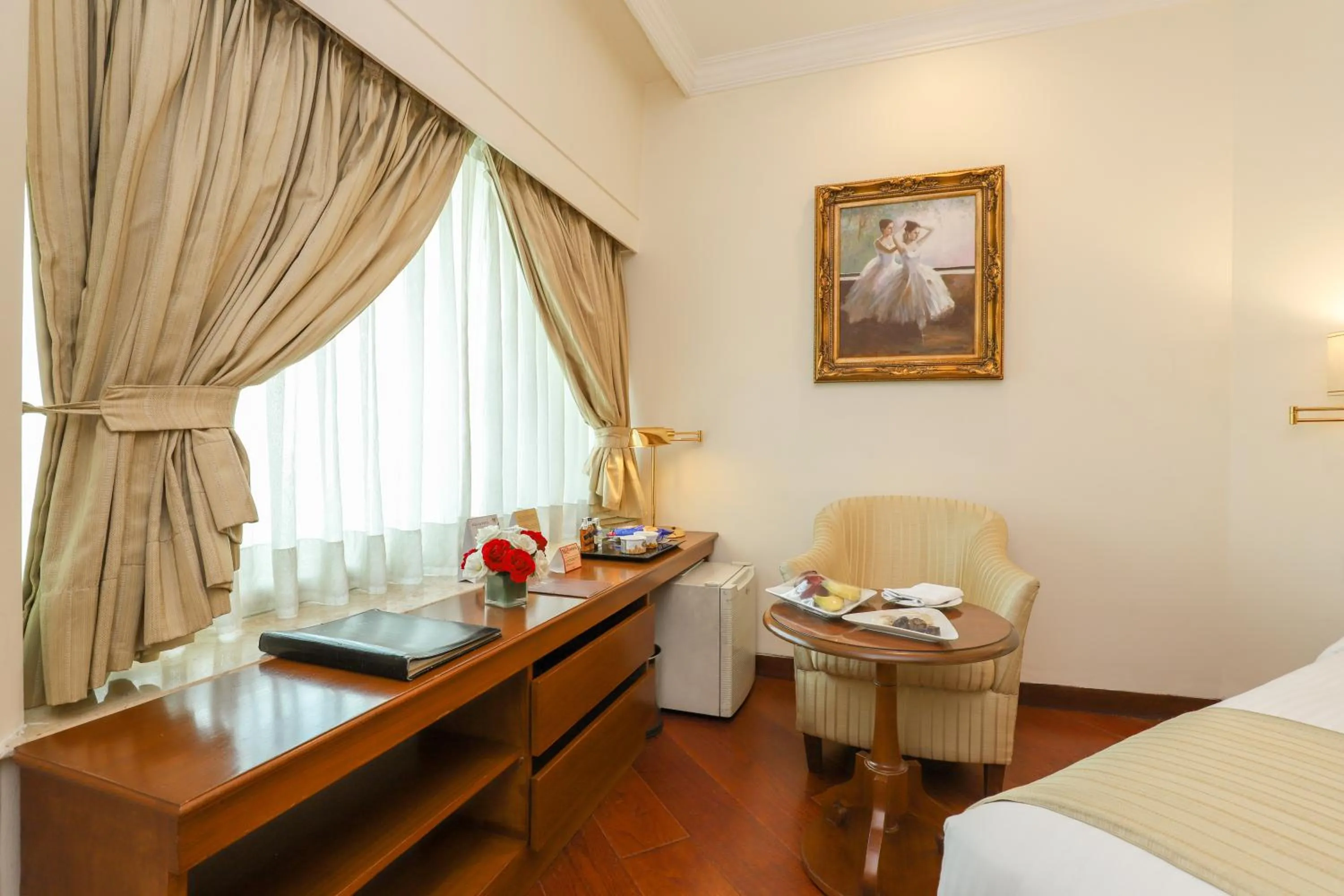 Seating area, Bed in Hotel The Royal Plaza