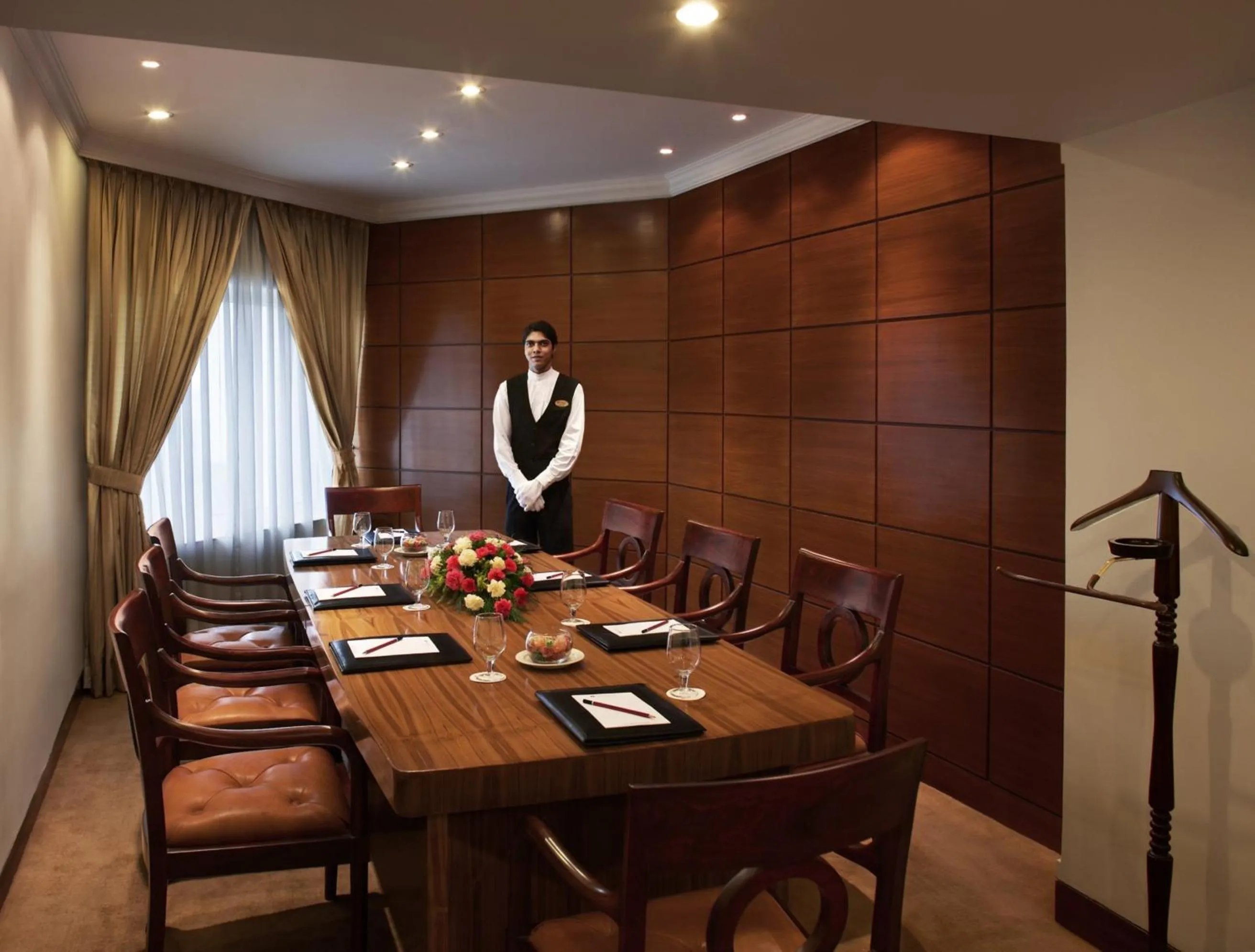 Restaurant/places to eat in Hotel The Royal Plaza