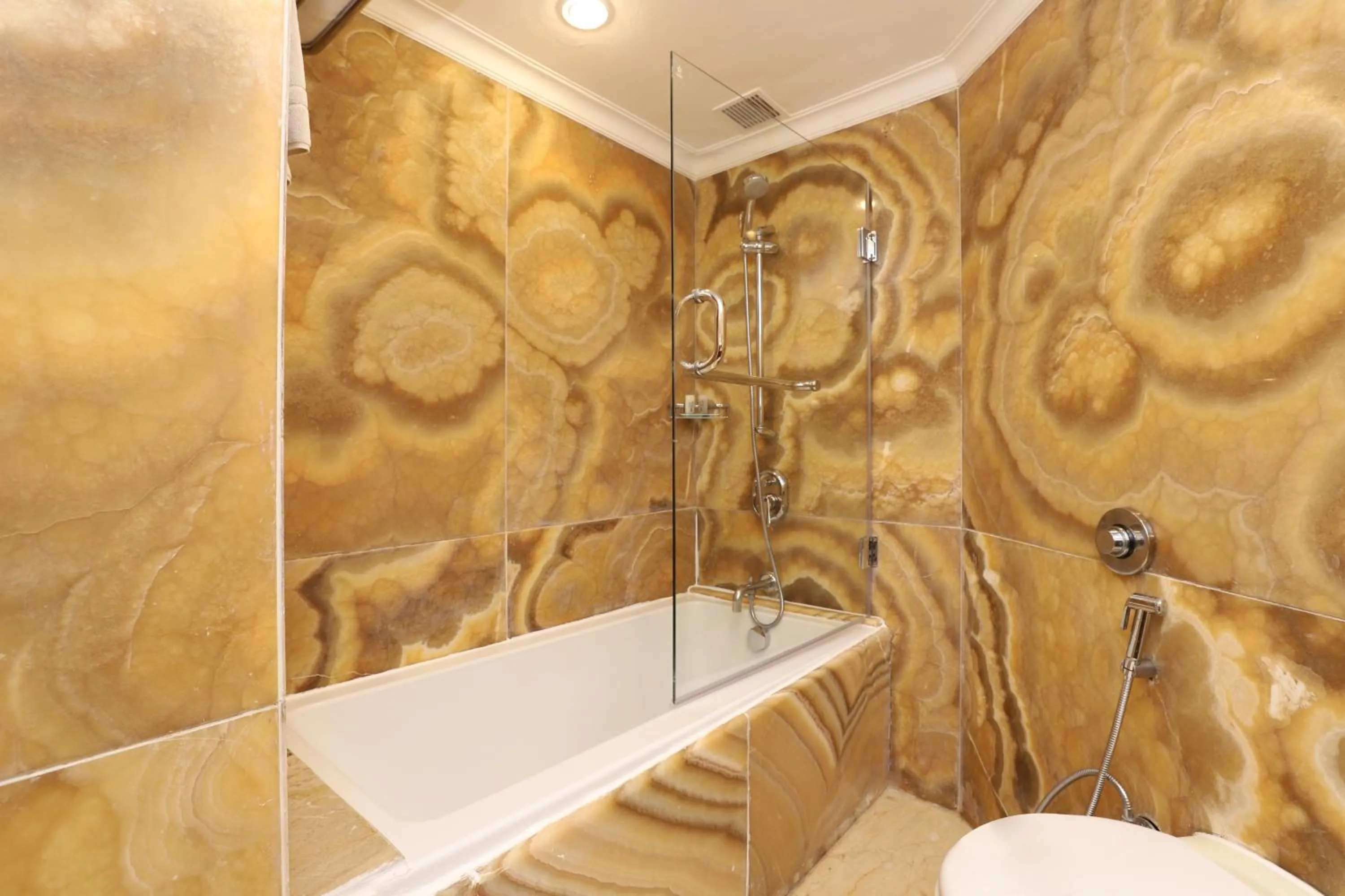 Bathroom in Hotel The Royal Plaza