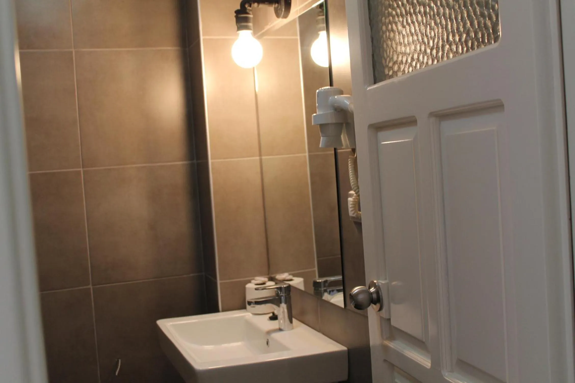 Bathroom in Yunus Hotel