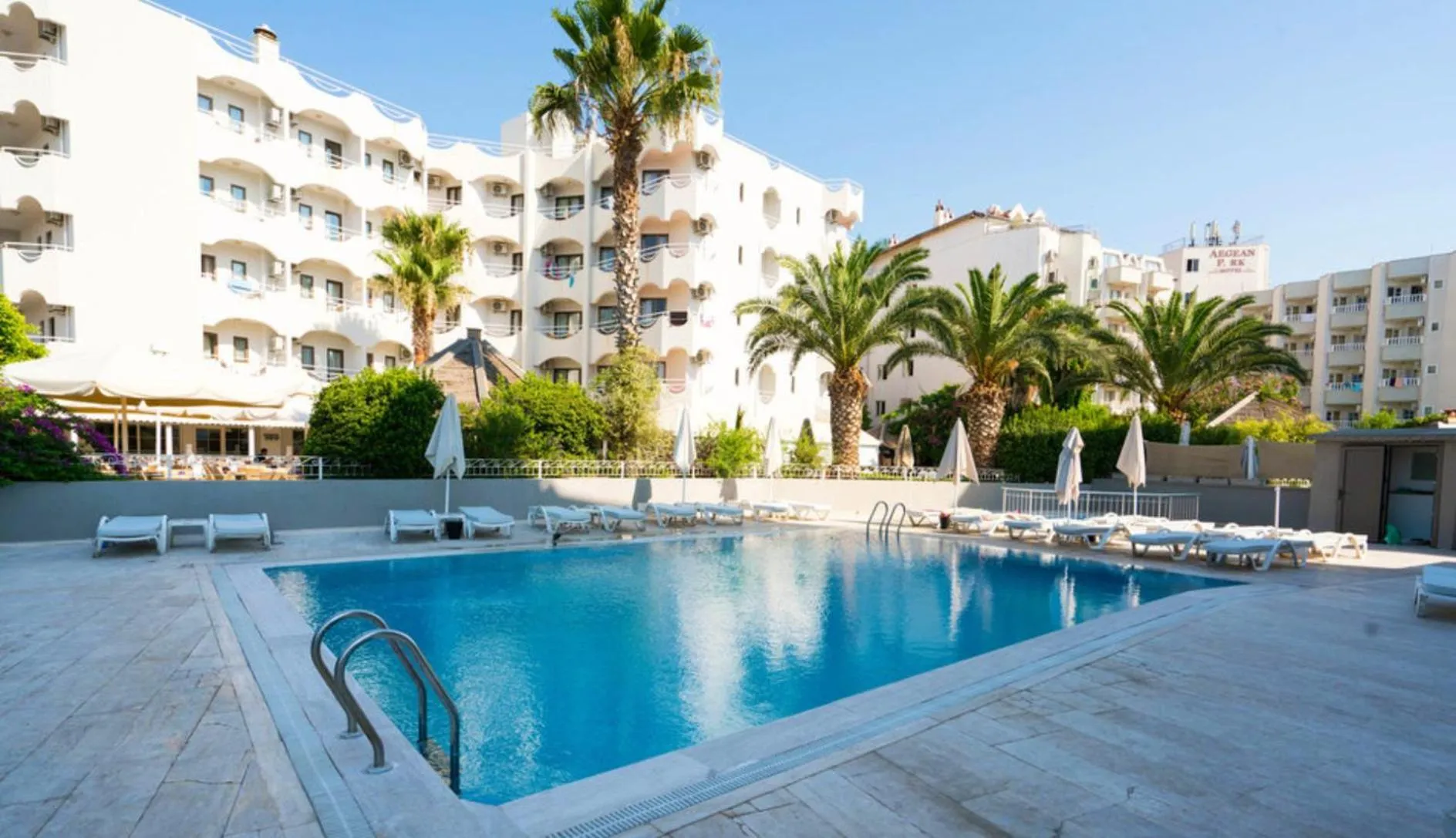 Swimming pool in Yunus Hotel