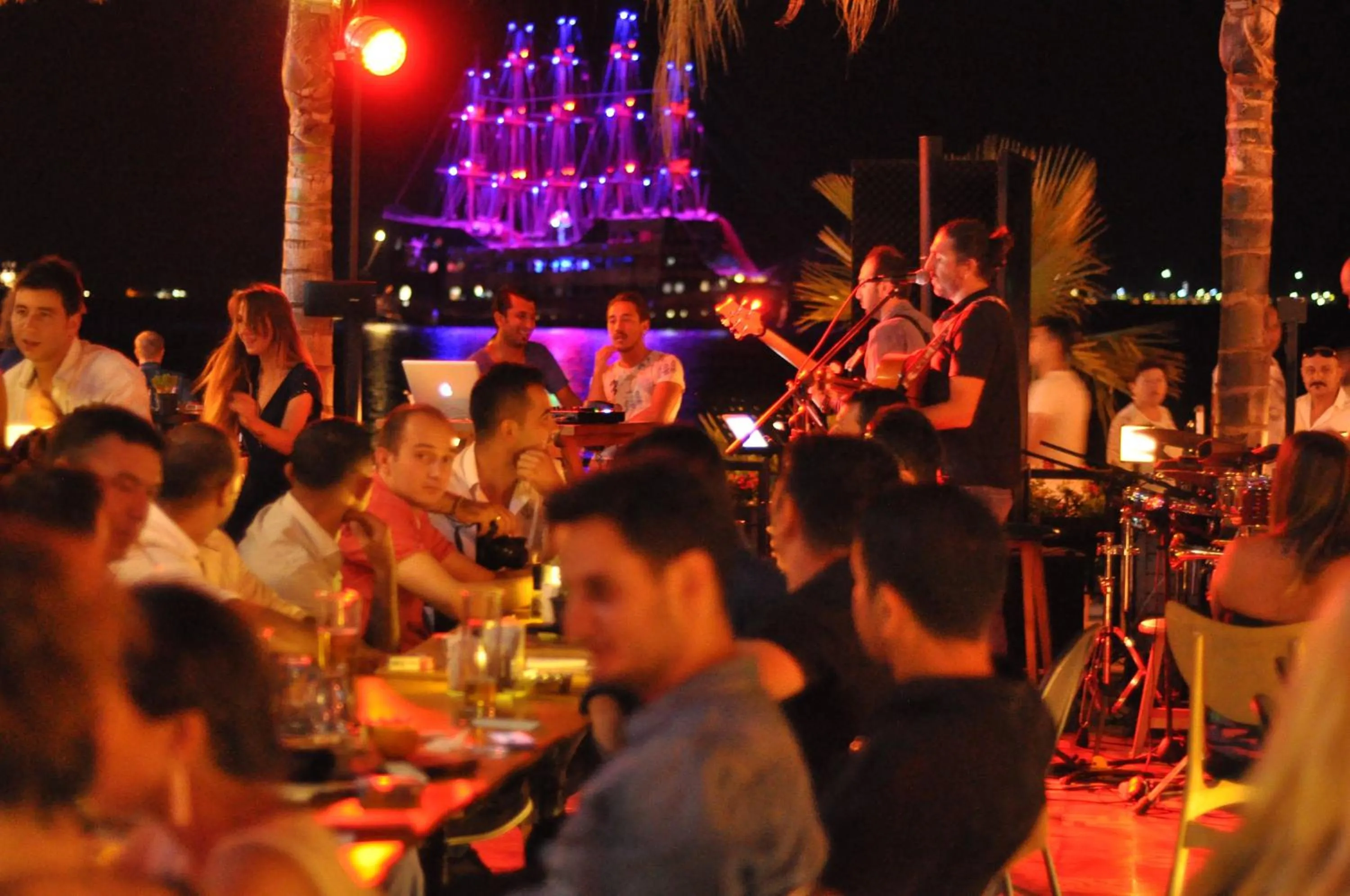 Restaurant/places to eat in Yunus Hotel