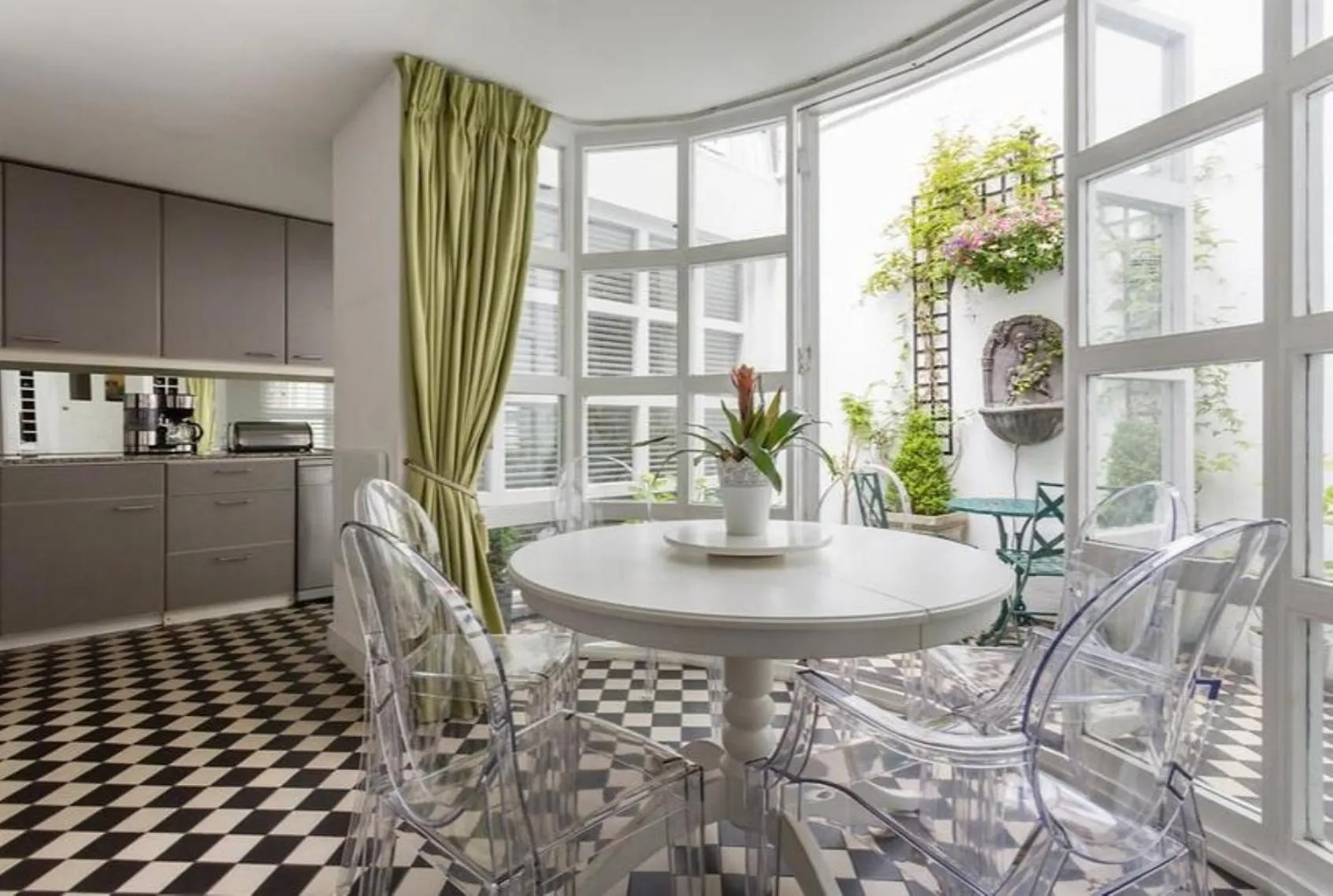 Kitchen or kitchenette in Central London Luxury 3BR Flat Elegant Duplex Gem