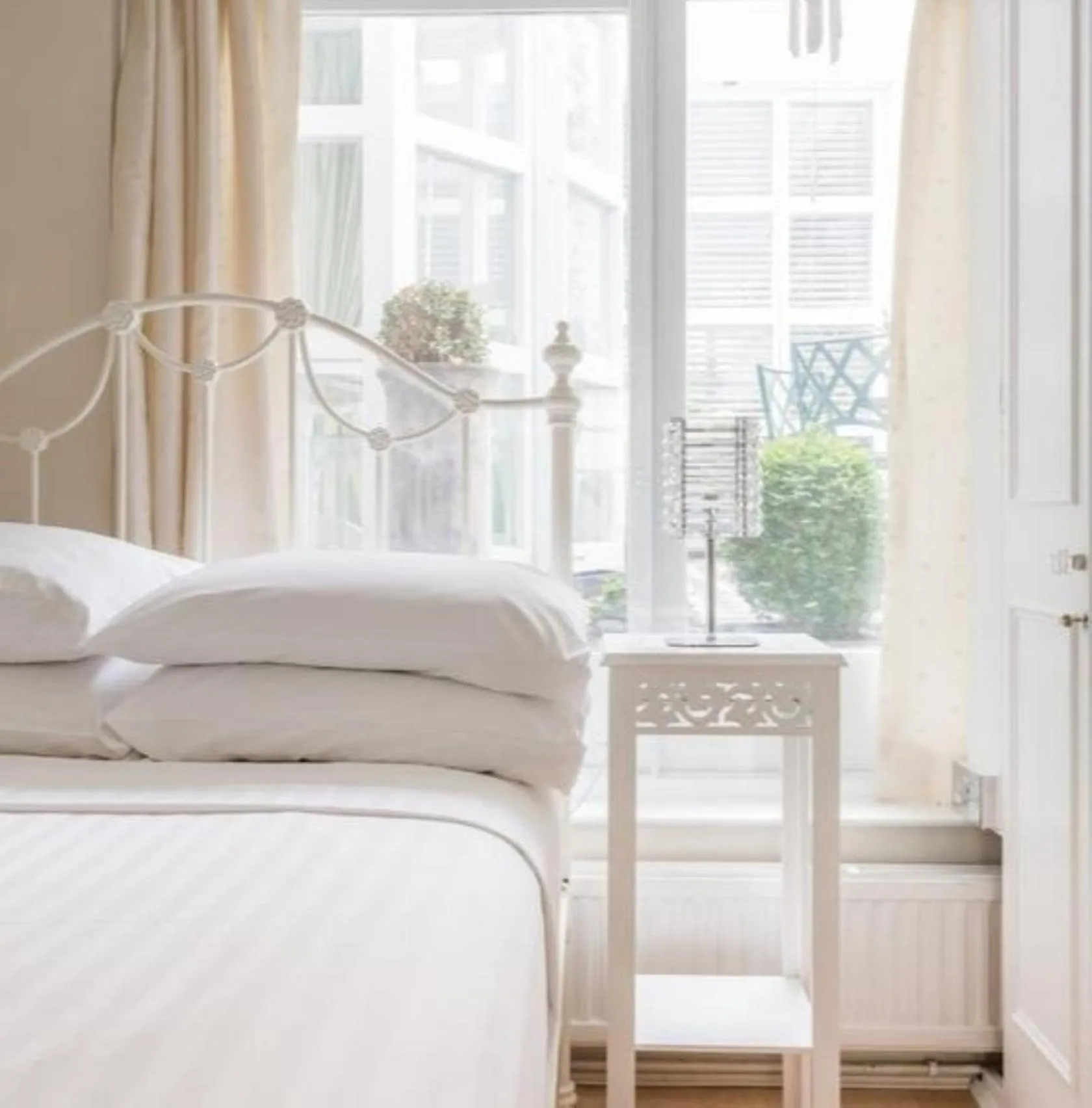 Bedroom, Bed in Central London Luxury 3BR Flat Elegant Duplex Gem