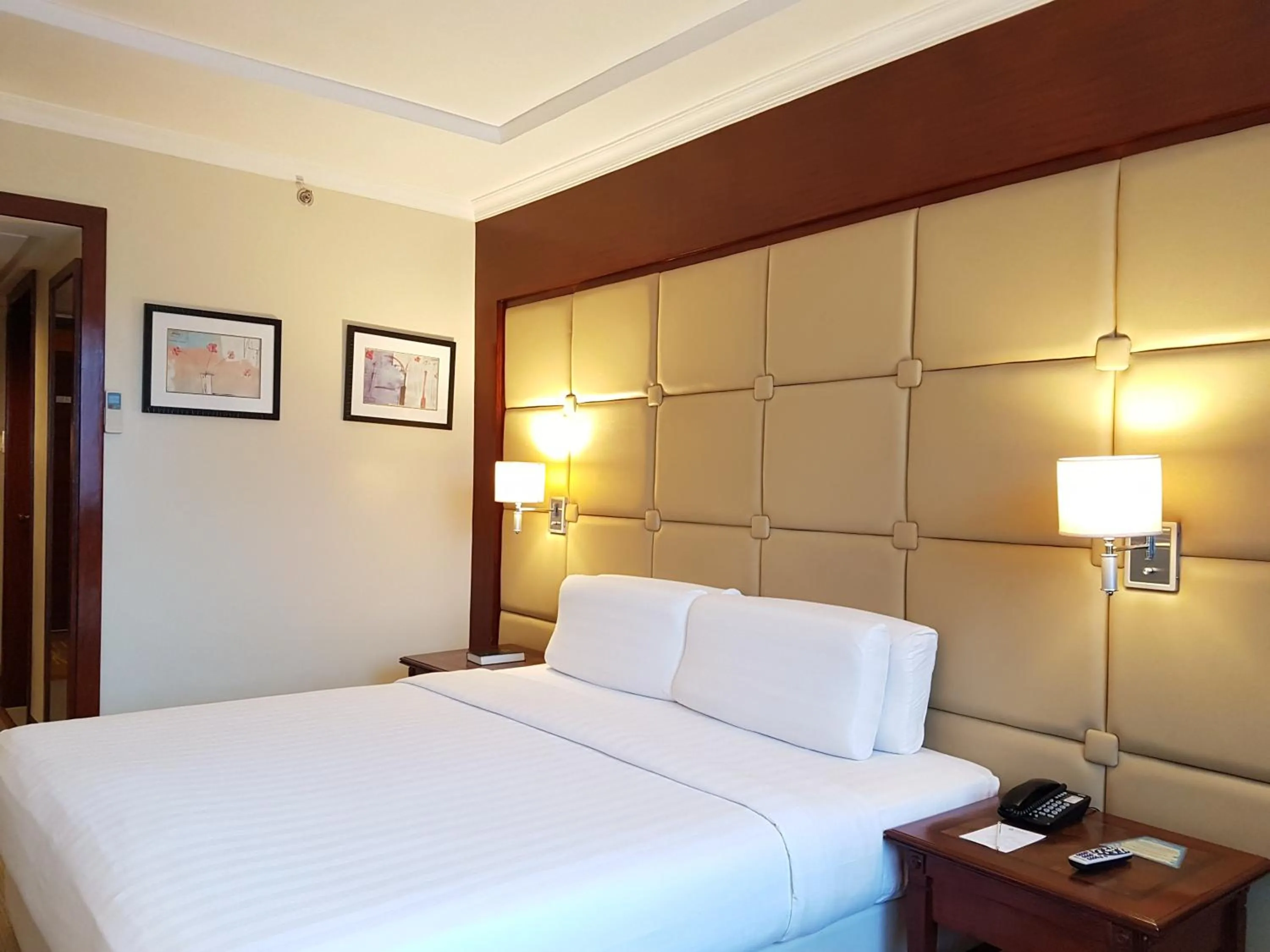Bed in Cebu Parklane International Hotel