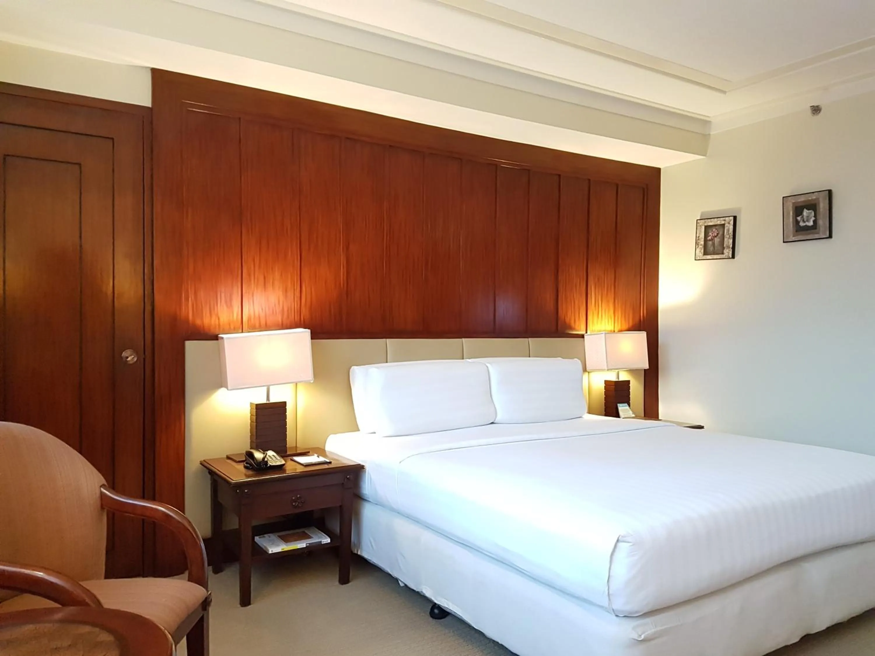 Bed in Cebu Parklane International Hotel