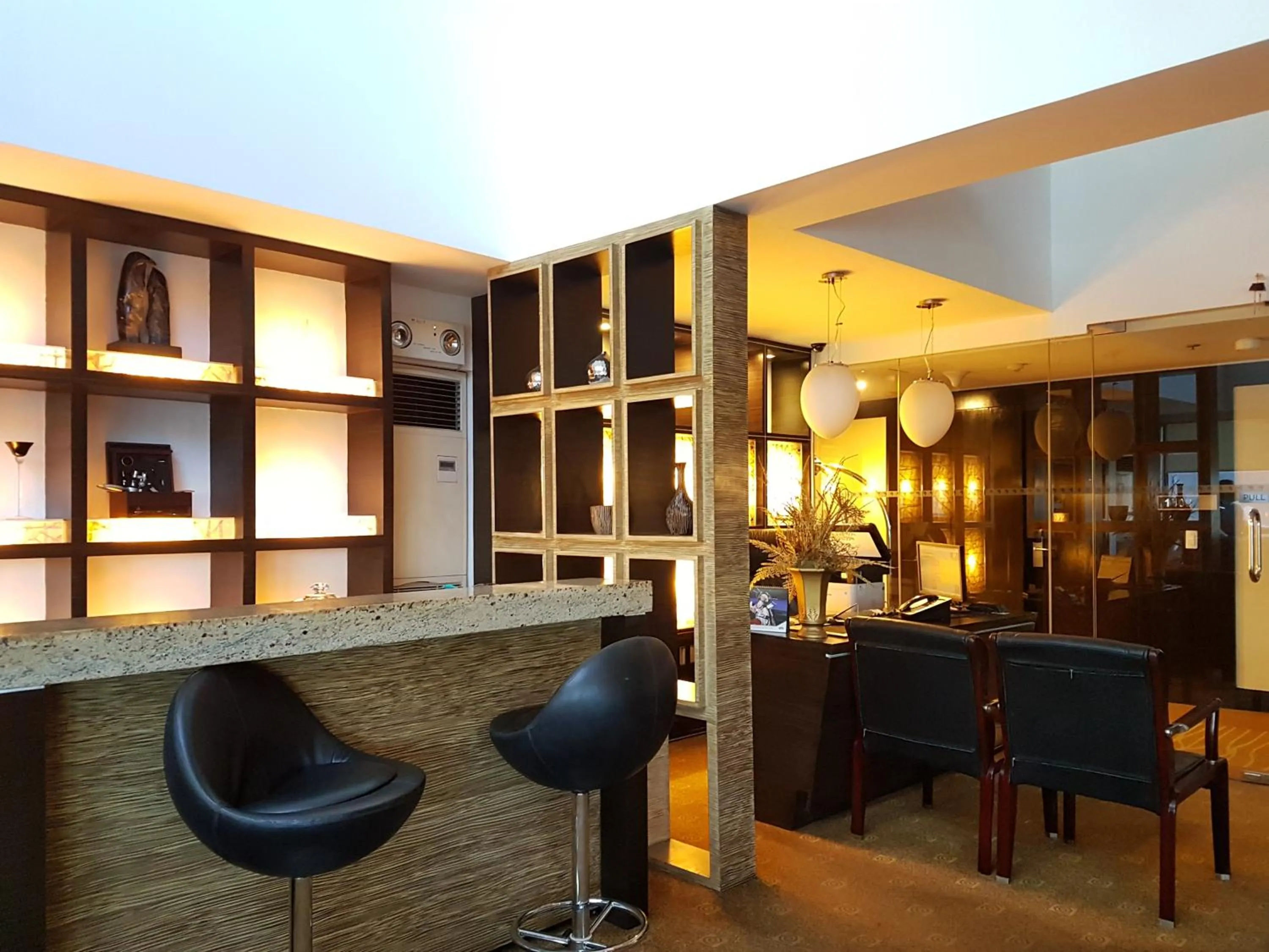 Lounge or bar in Cebu Parklane International Hotel