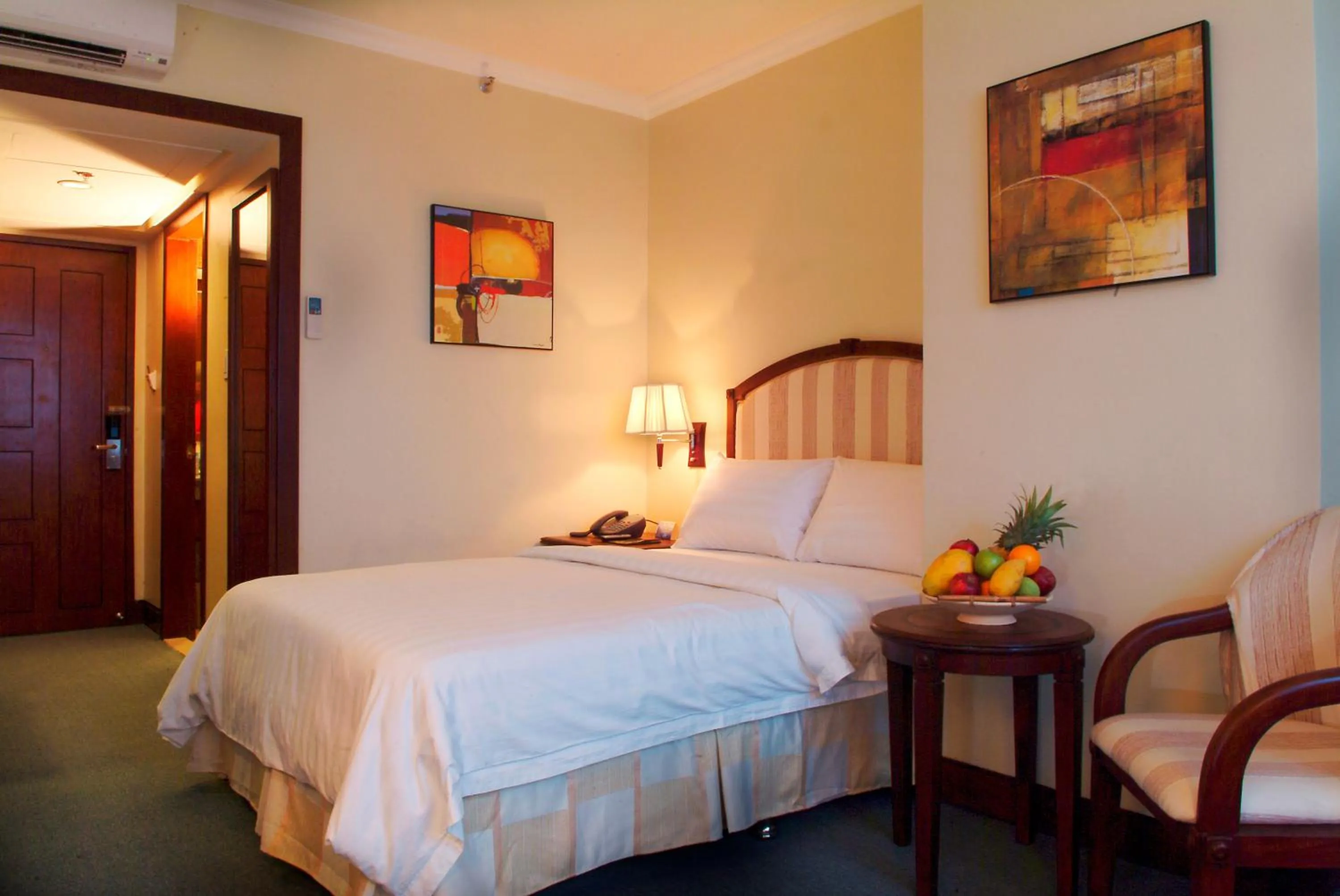 Bedroom, Bed in Cebu Parklane International Hotel