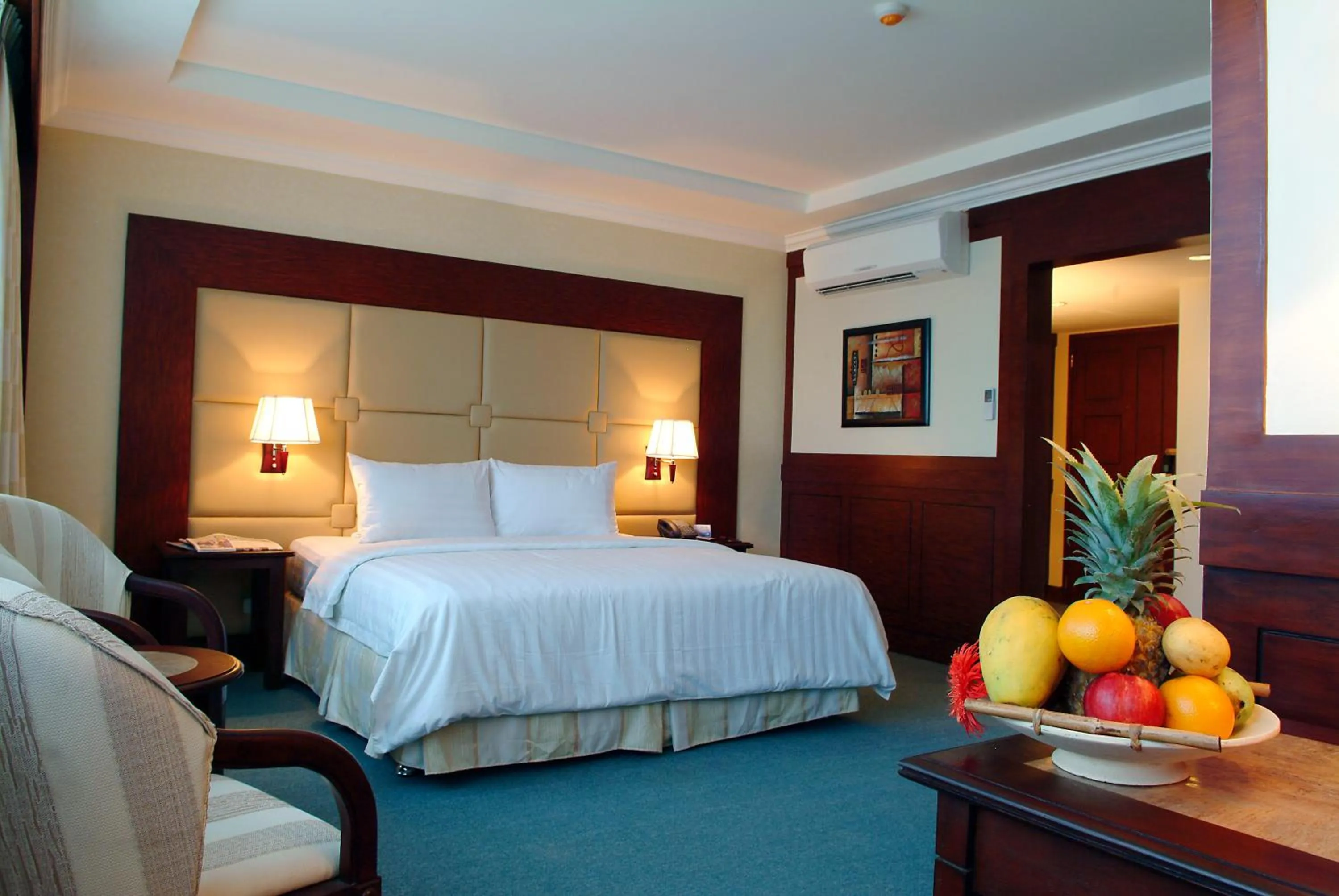 Photo of the whole room, Bed in Cebu Parklane International Hotel