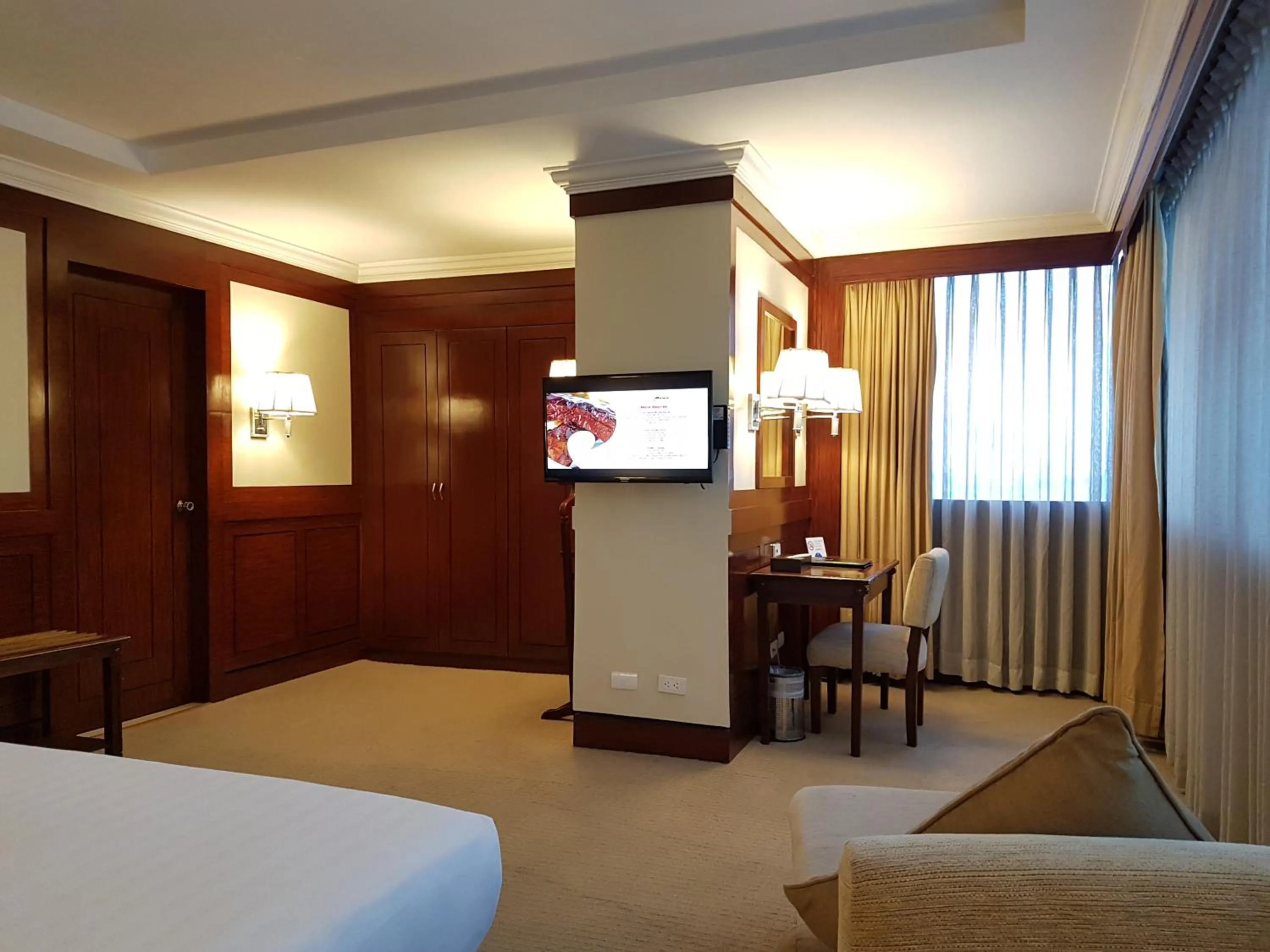 TV and multimedia, Bed in Cebu Parklane International Hotel