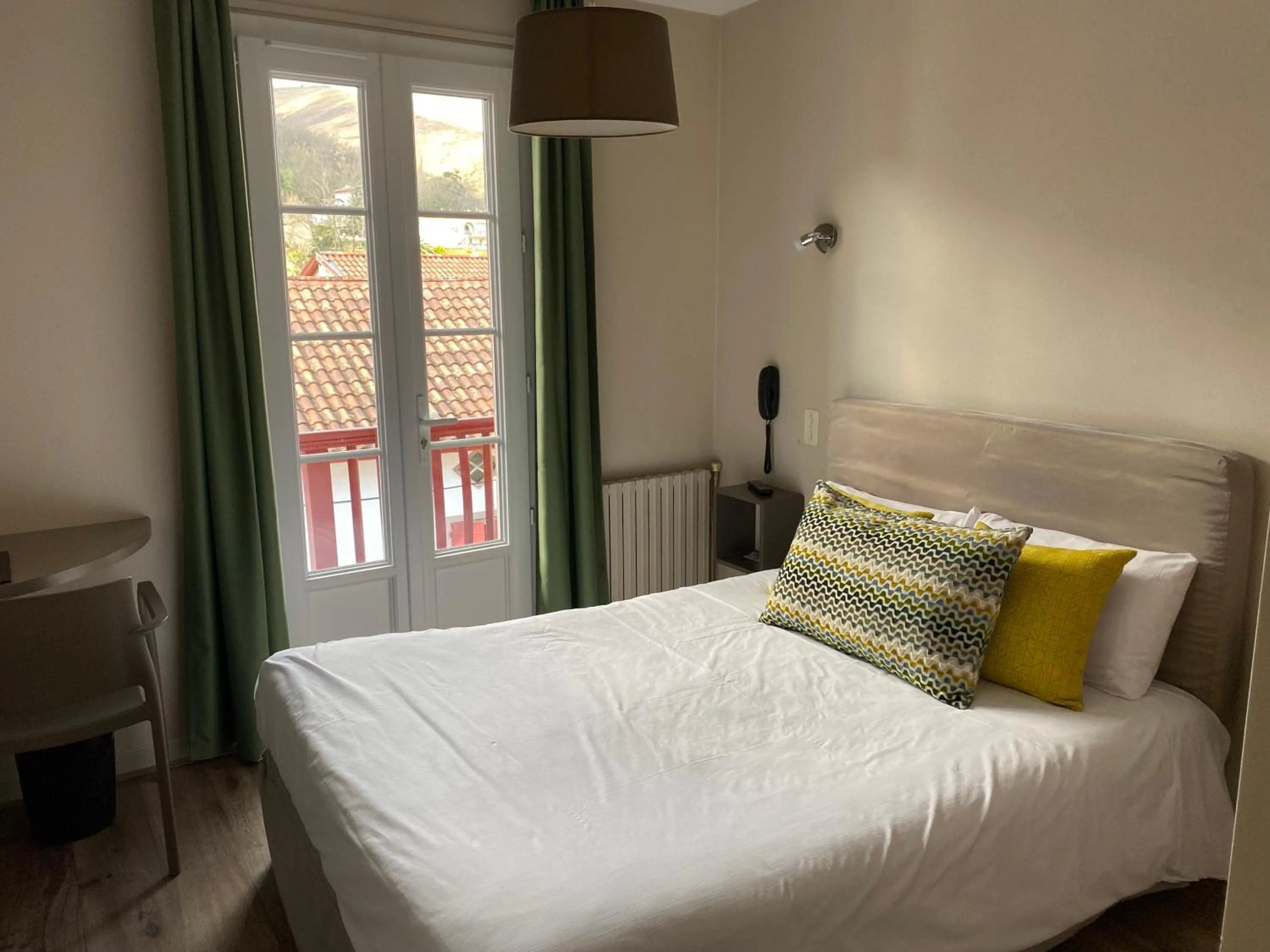 Balcony/Terrace, Bed in Hôtel Juantorena