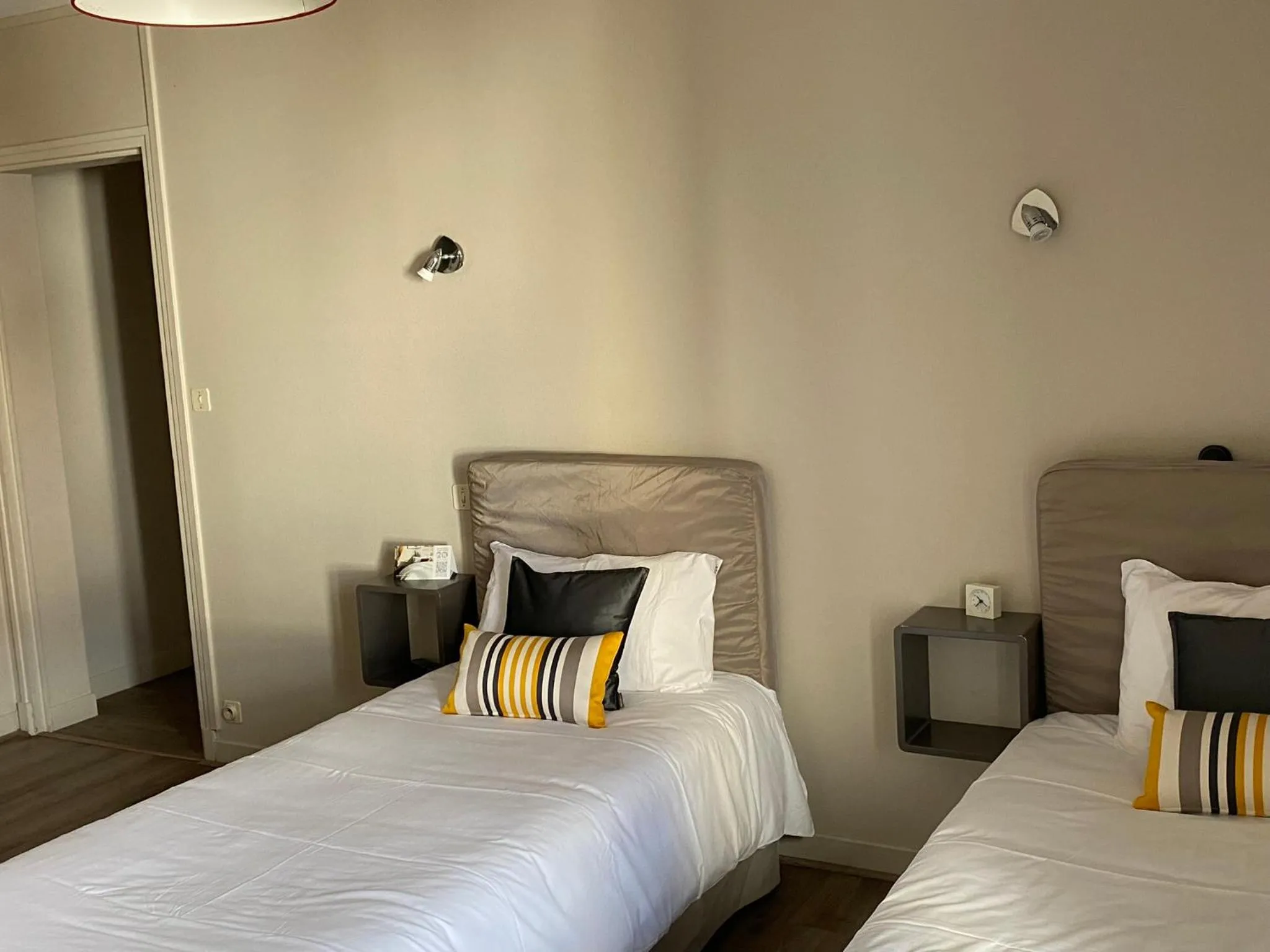 Bedroom, Bed in Hôtel Juantorena