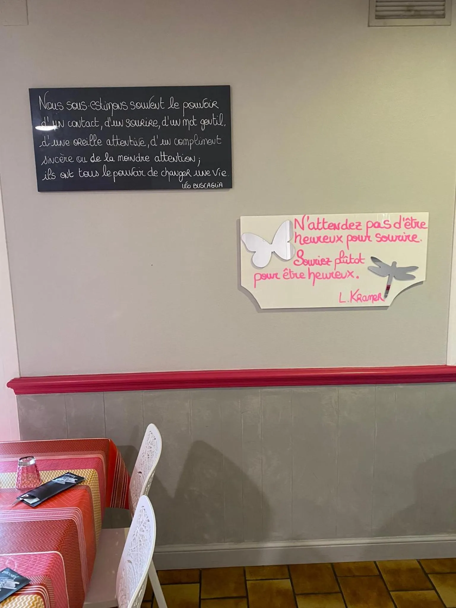 Text overlay in Hôtel Juantorena