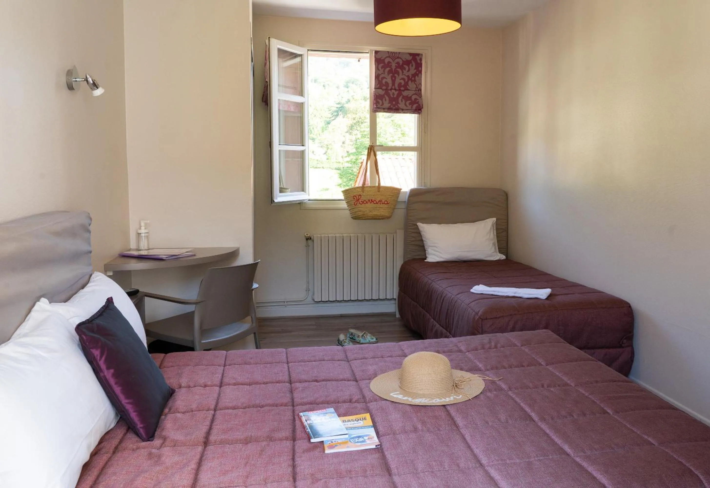 Photo of the whole room, Bed in Hôtel Juantorena