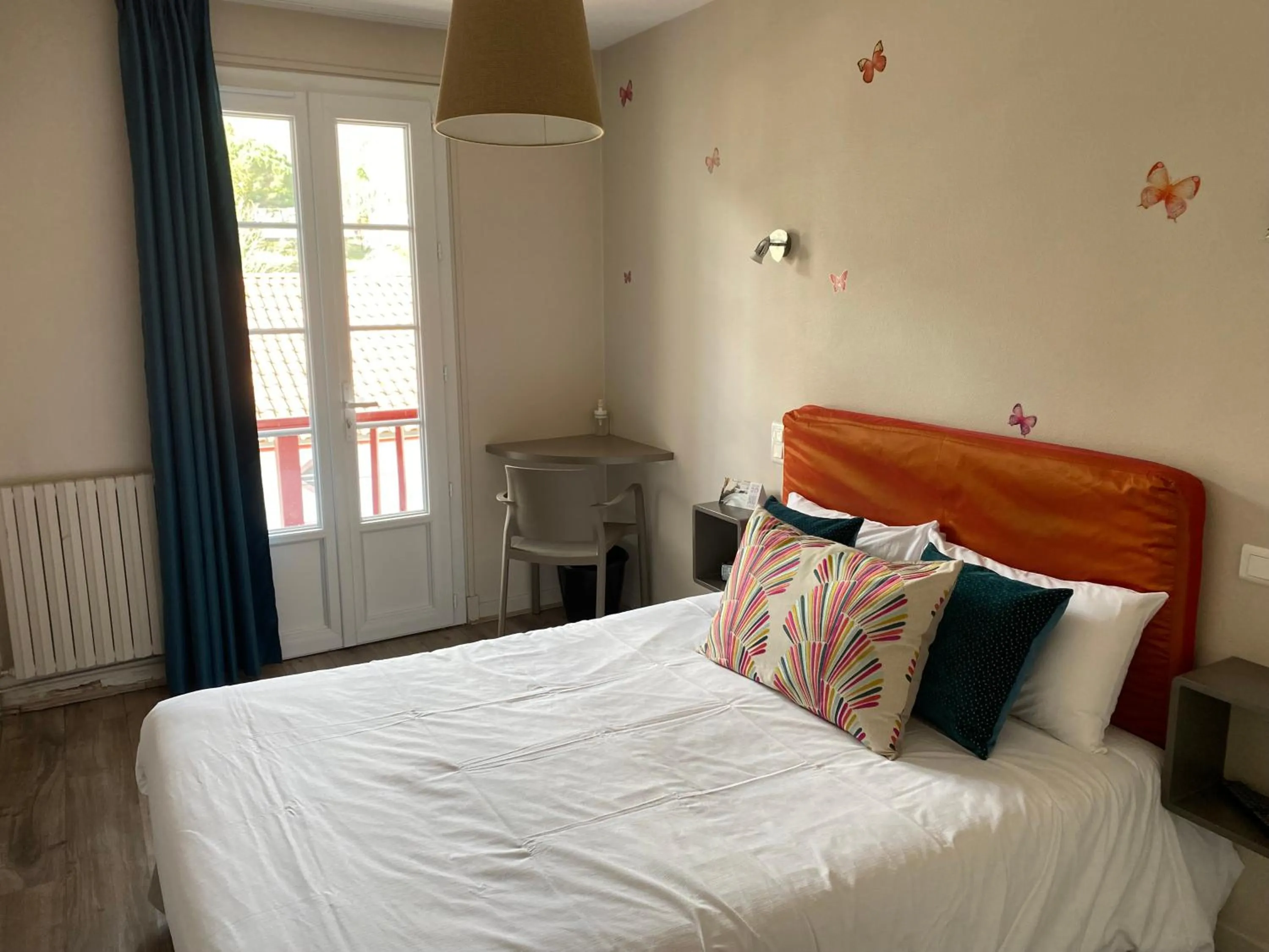 Balcony/Terrace, Bed in Hôtel Juantorena