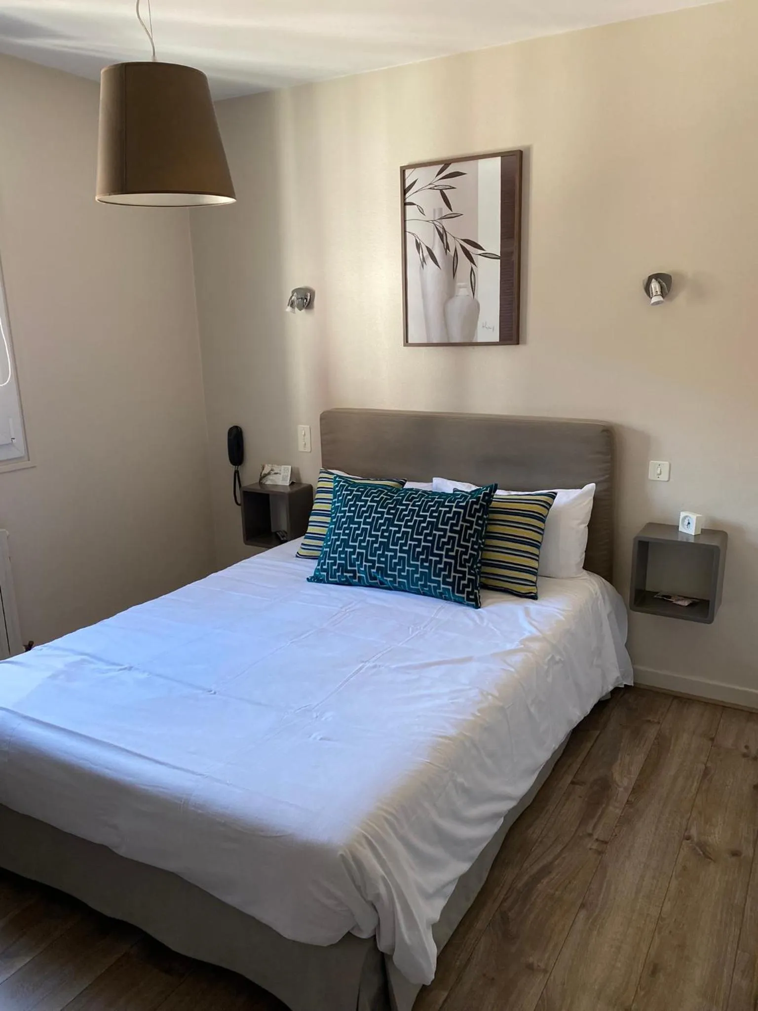 Inner courtyard view, Bed in Hôtel Juantorena