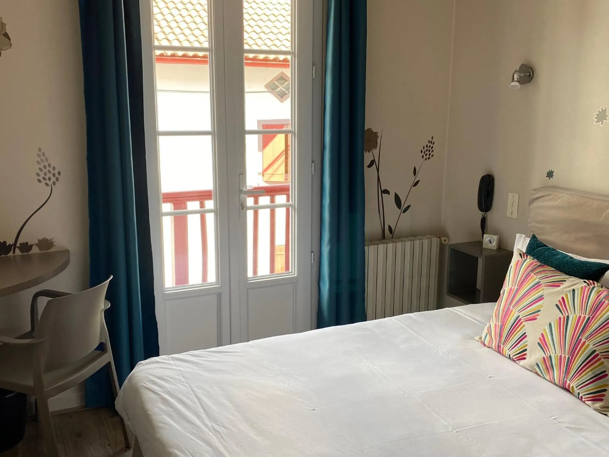 Bedroom, Bed in Hôtel Juantorena