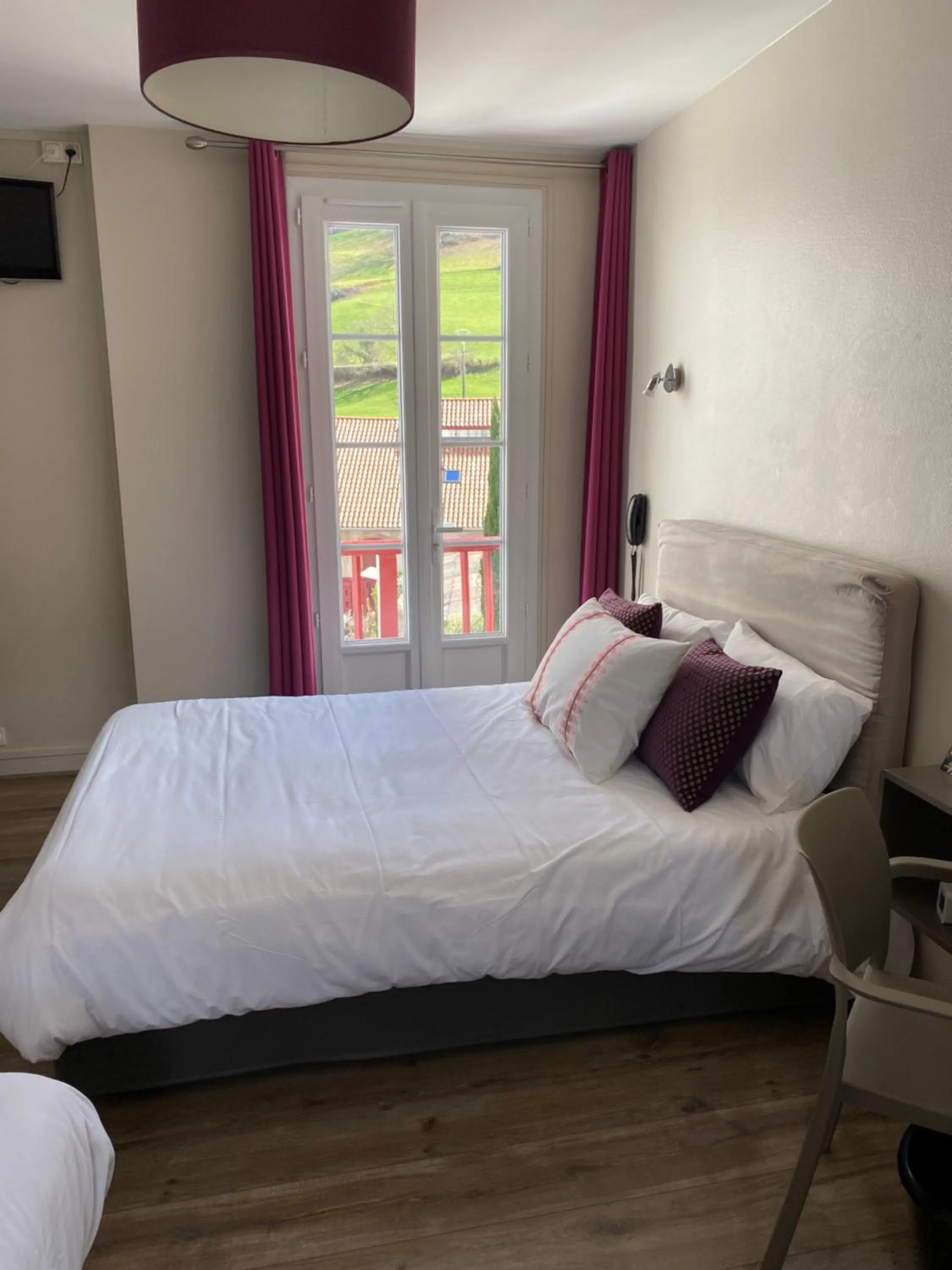 Balcony/Terrace, Bed in Hôtel Juantorena