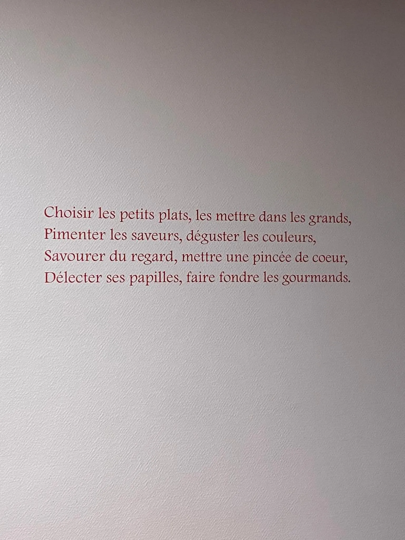 Text overlay in Hôtel Juantorena