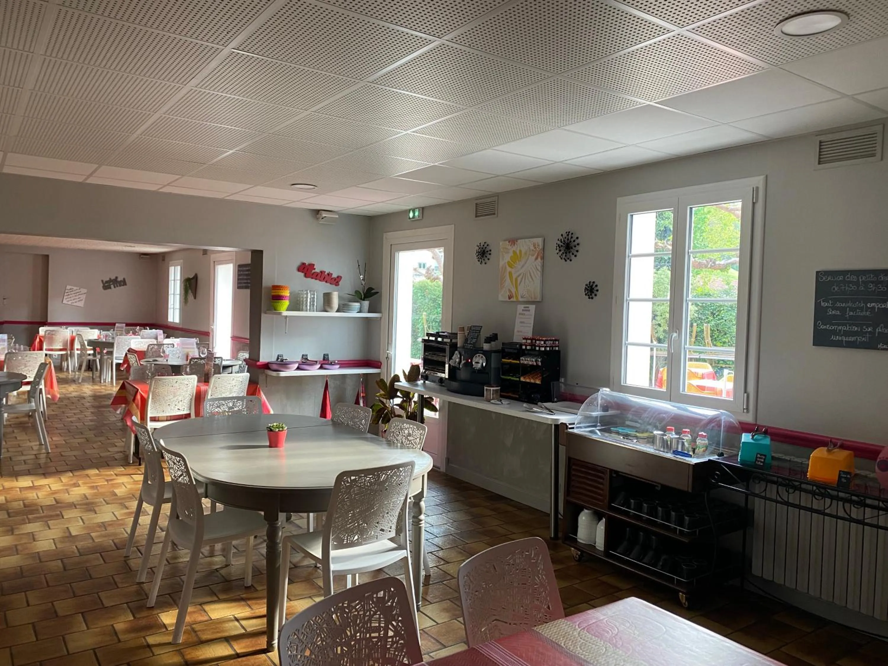 Buffet breakfast in Hôtel Juantorena