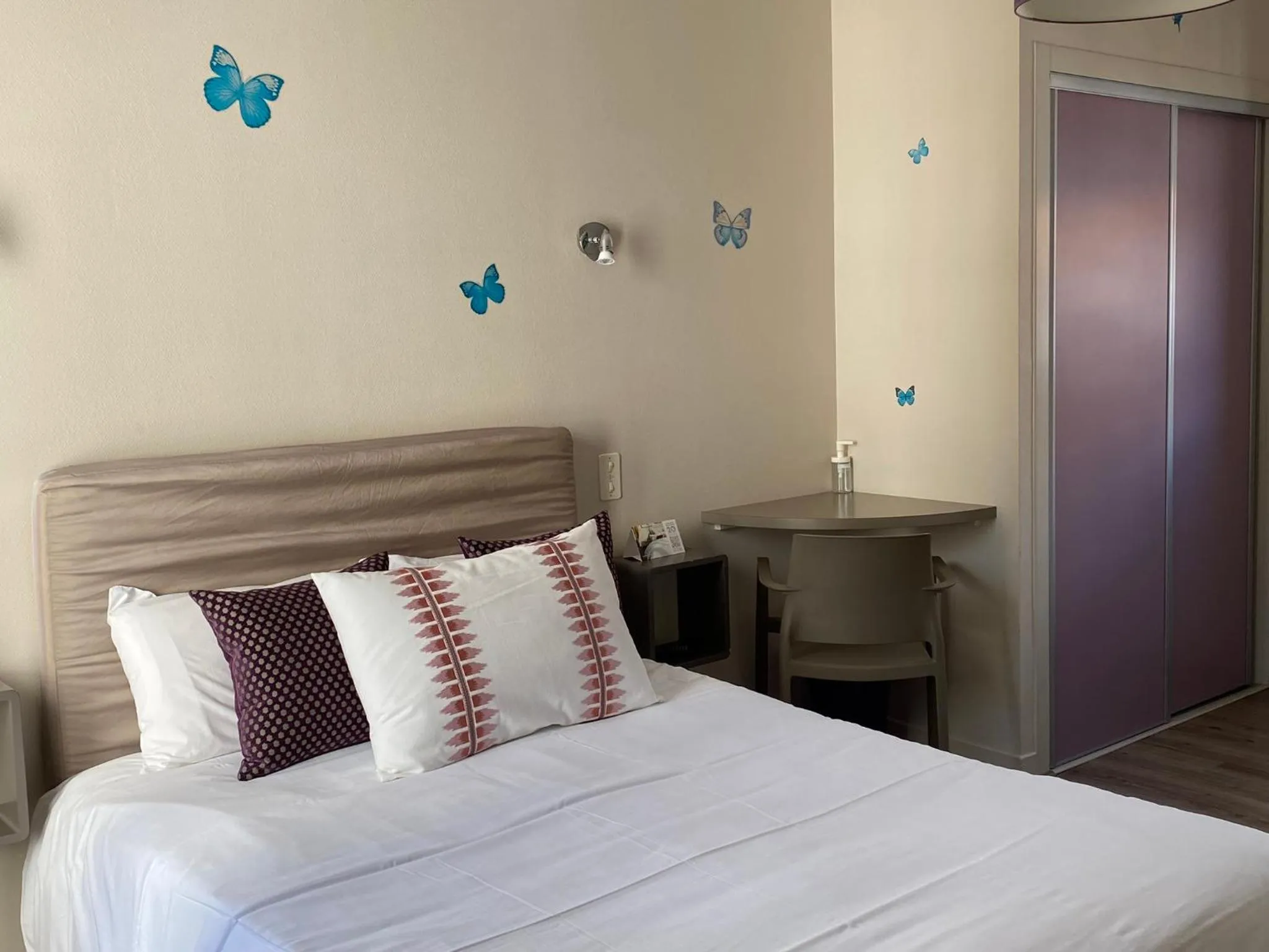 Bedroom, Bed in Hôtel Juantorena