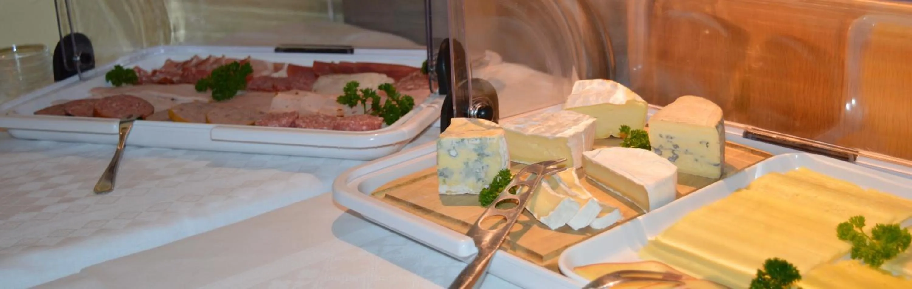 Buffet breakfast in Kastanienhof Hotel garni