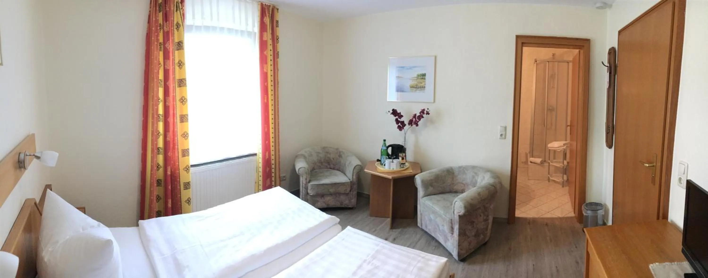 Shower, Bed in Kastanienhof Hotel garni