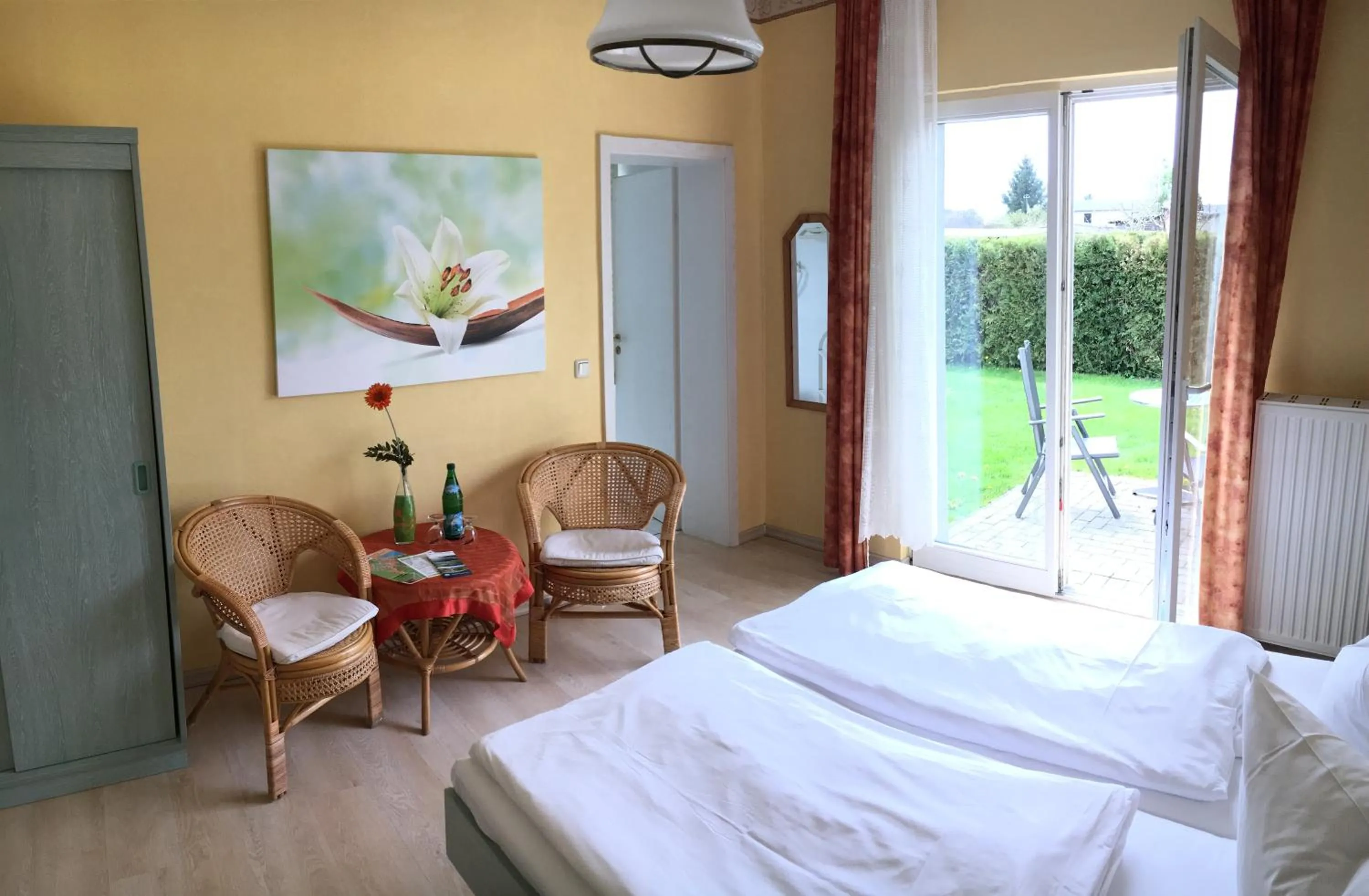 Photo of the whole room, Bed in Kastanienhof Hotel garni