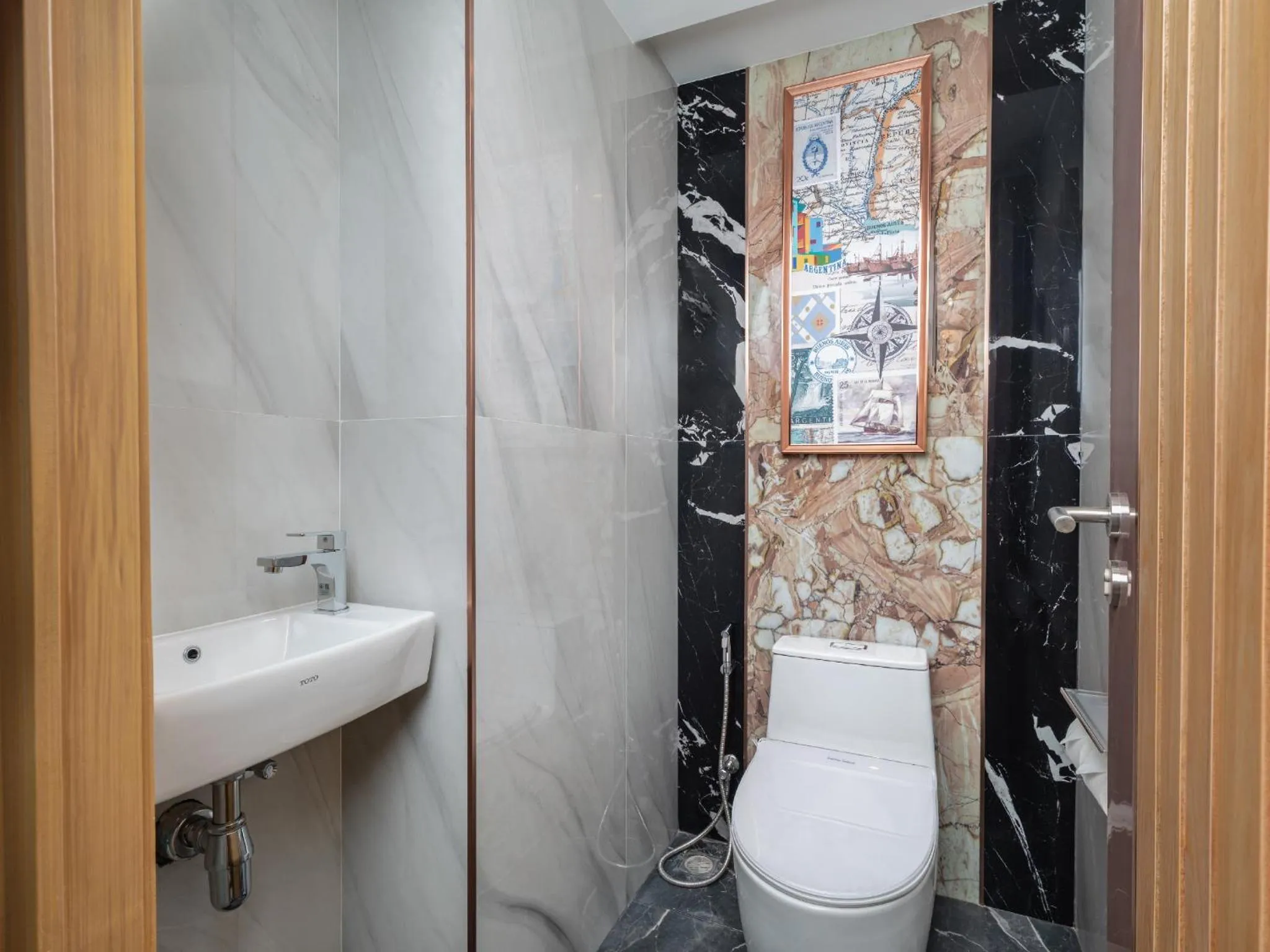 Shower in Pipa Hotel Bangkok Sukhumvit 11