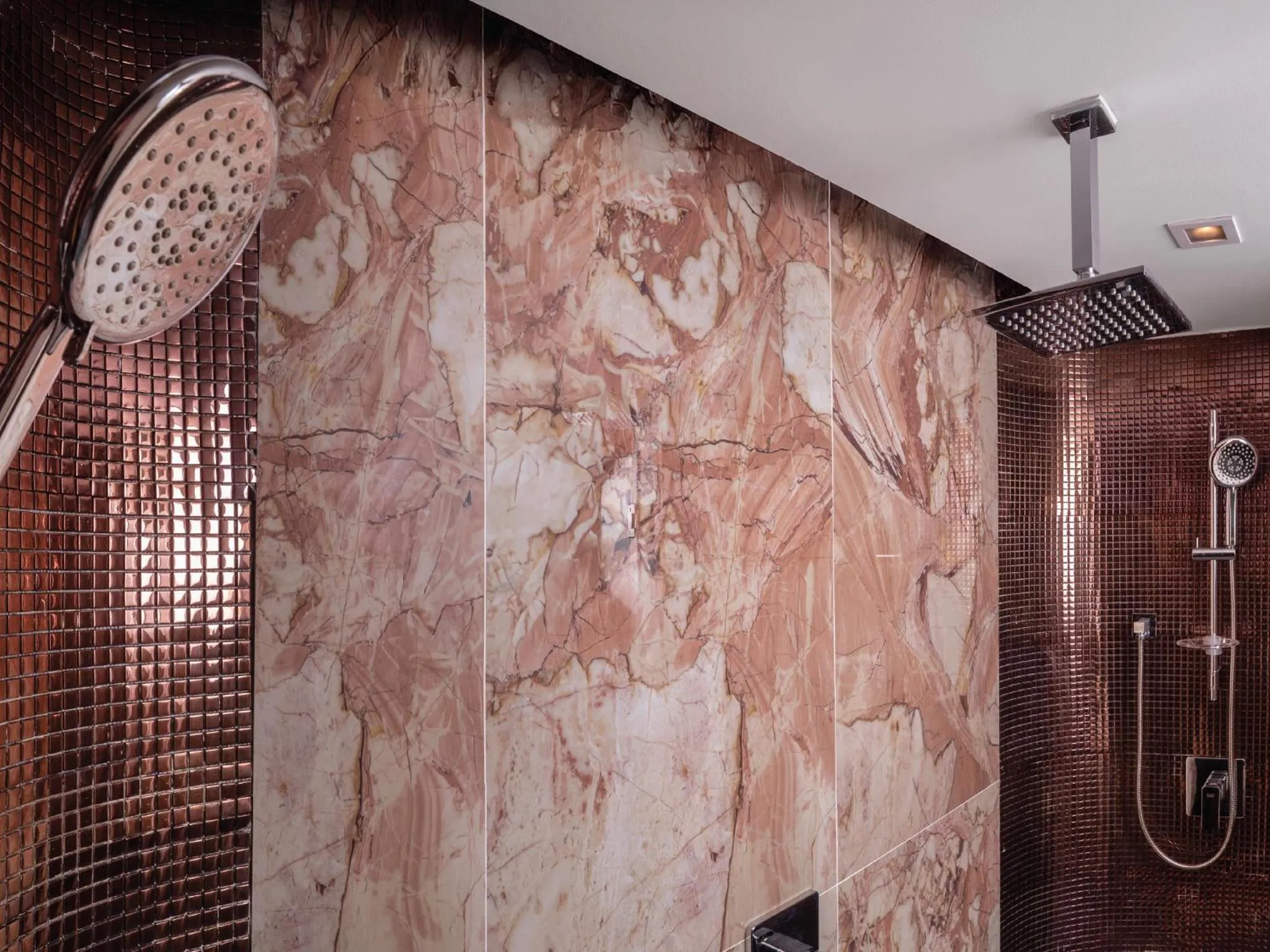 Shower in Pipa Hotel Bangkok Sukhumvit 11