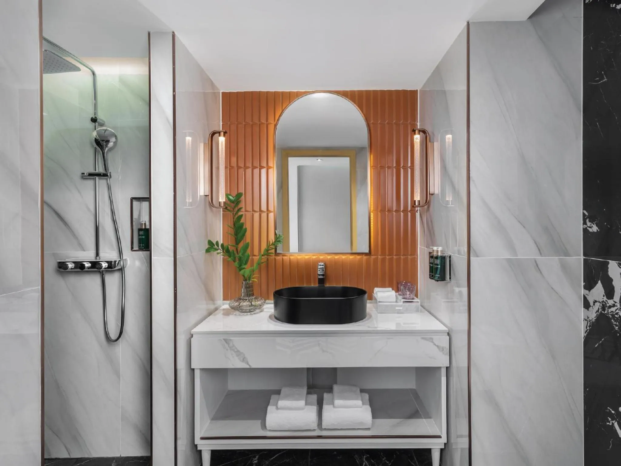 Shower in Pipa Hotel Bangkok Sukhumvit 11