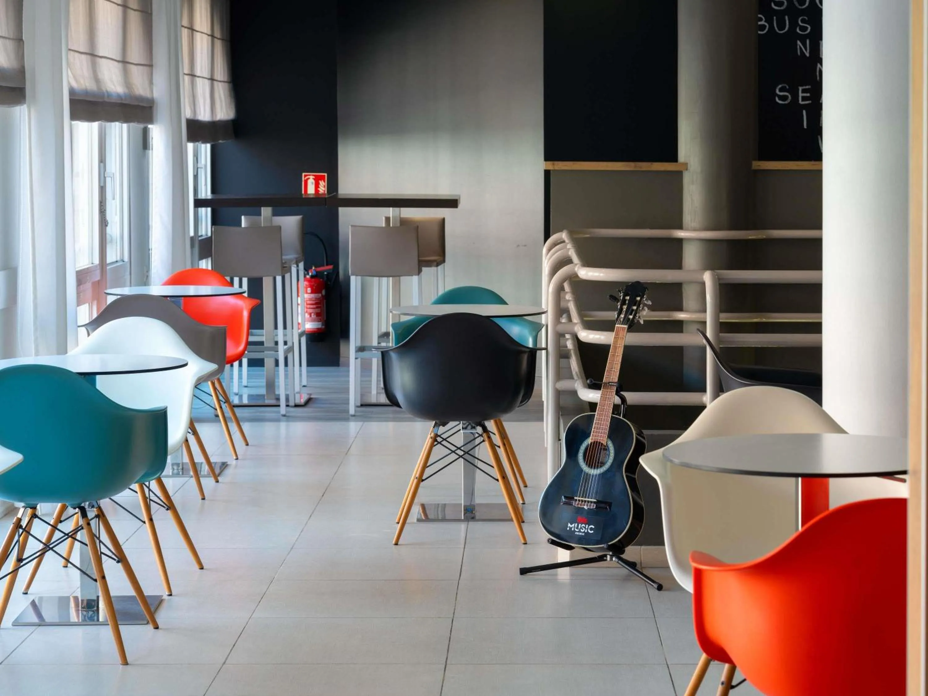 Lounge or bar in ibis Epernay Centre Ville