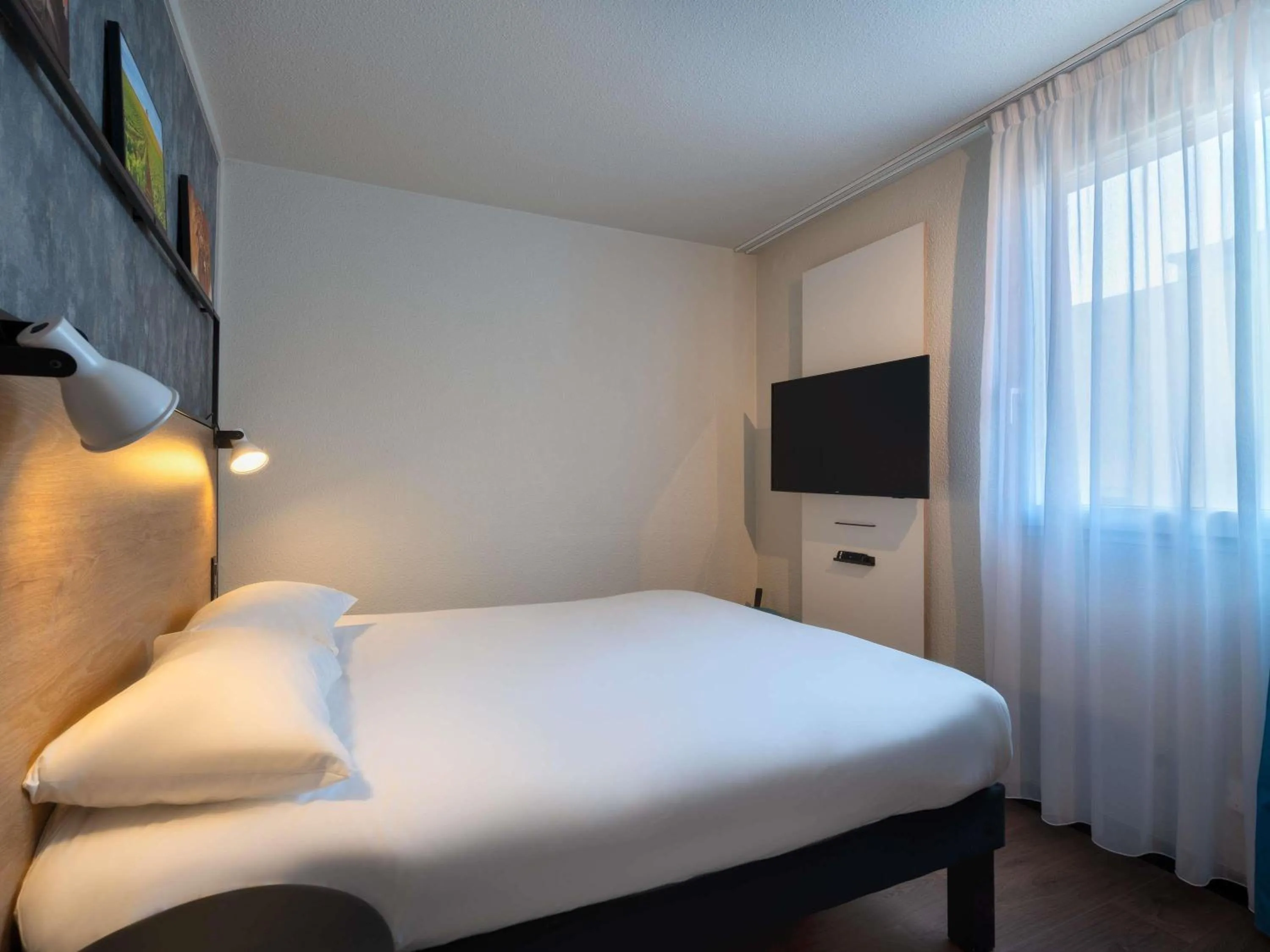 Bedroom, Bed in ibis Epernay Centre Ville