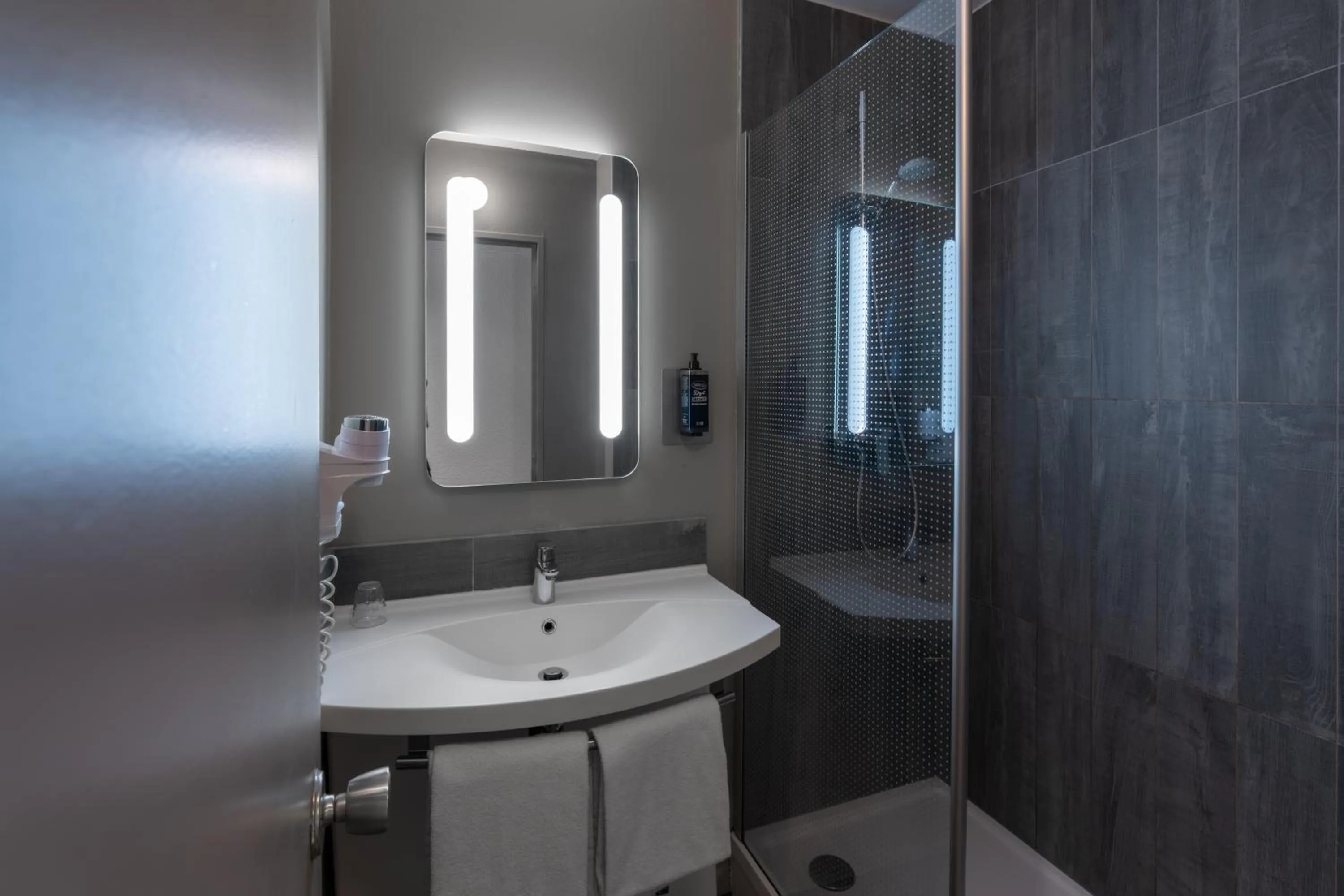 Bathroom in ibis Epernay Centre Ville