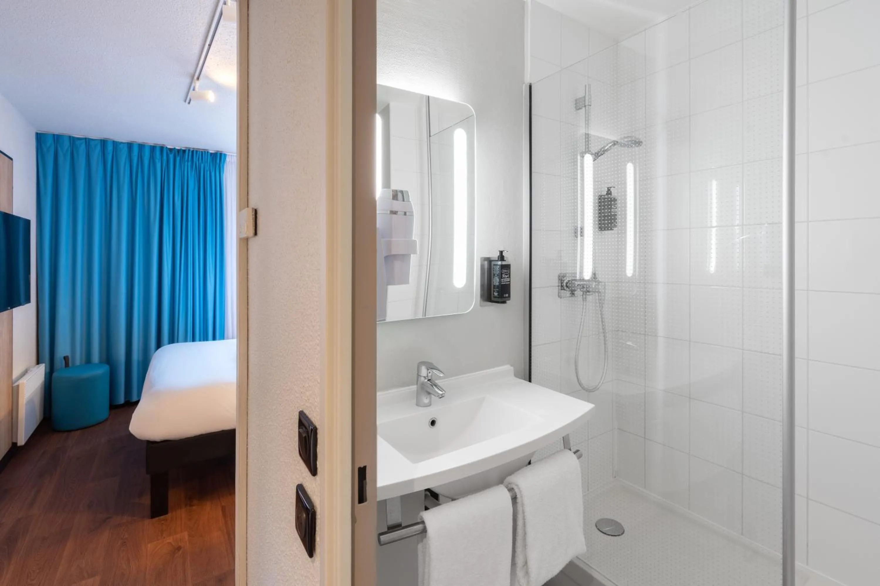 Bathroom, Bed in ibis Epernay Centre Ville