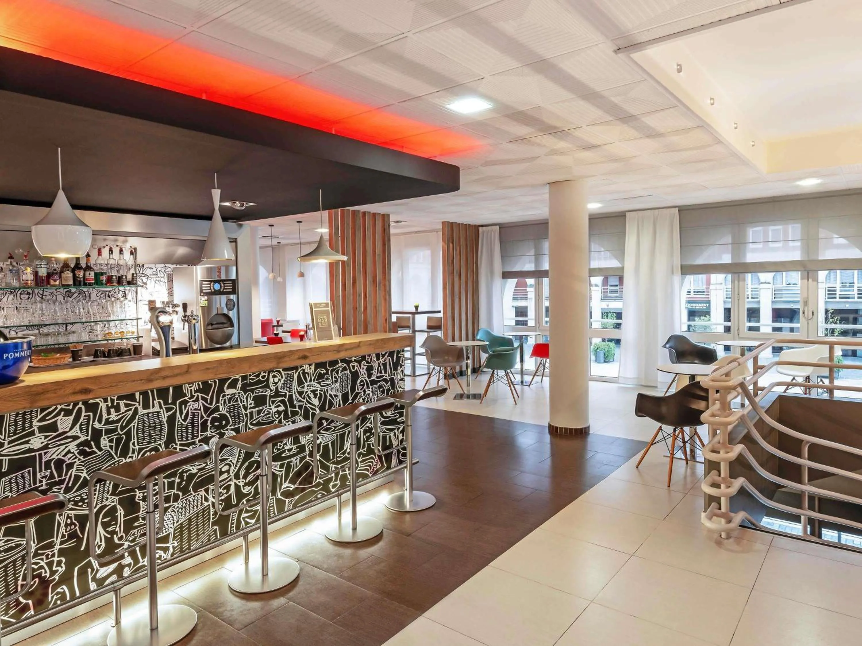 Lounge or bar in ibis Epernay Centre Ville