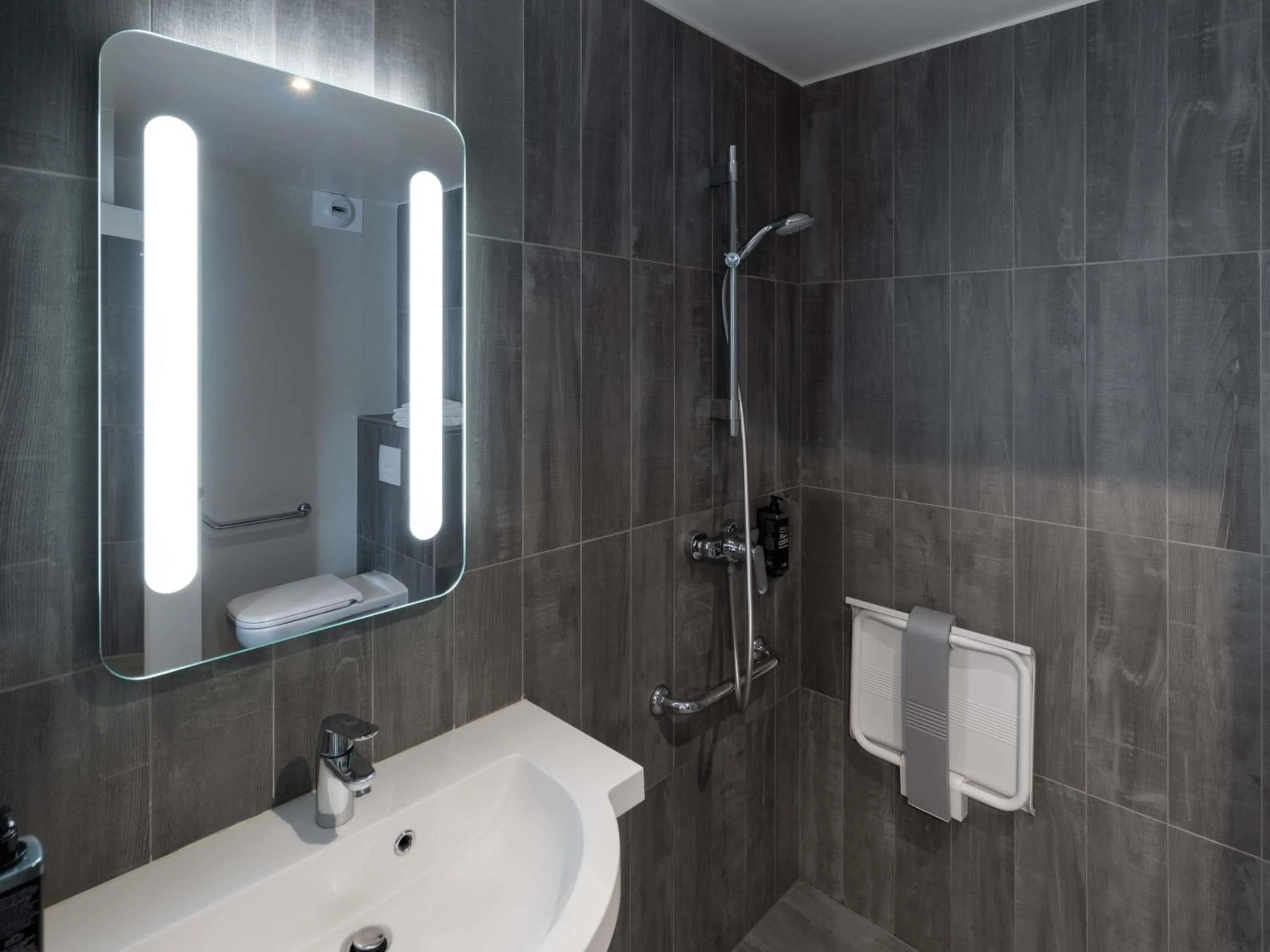 Bedroom in ibis Epernay Centre Ville