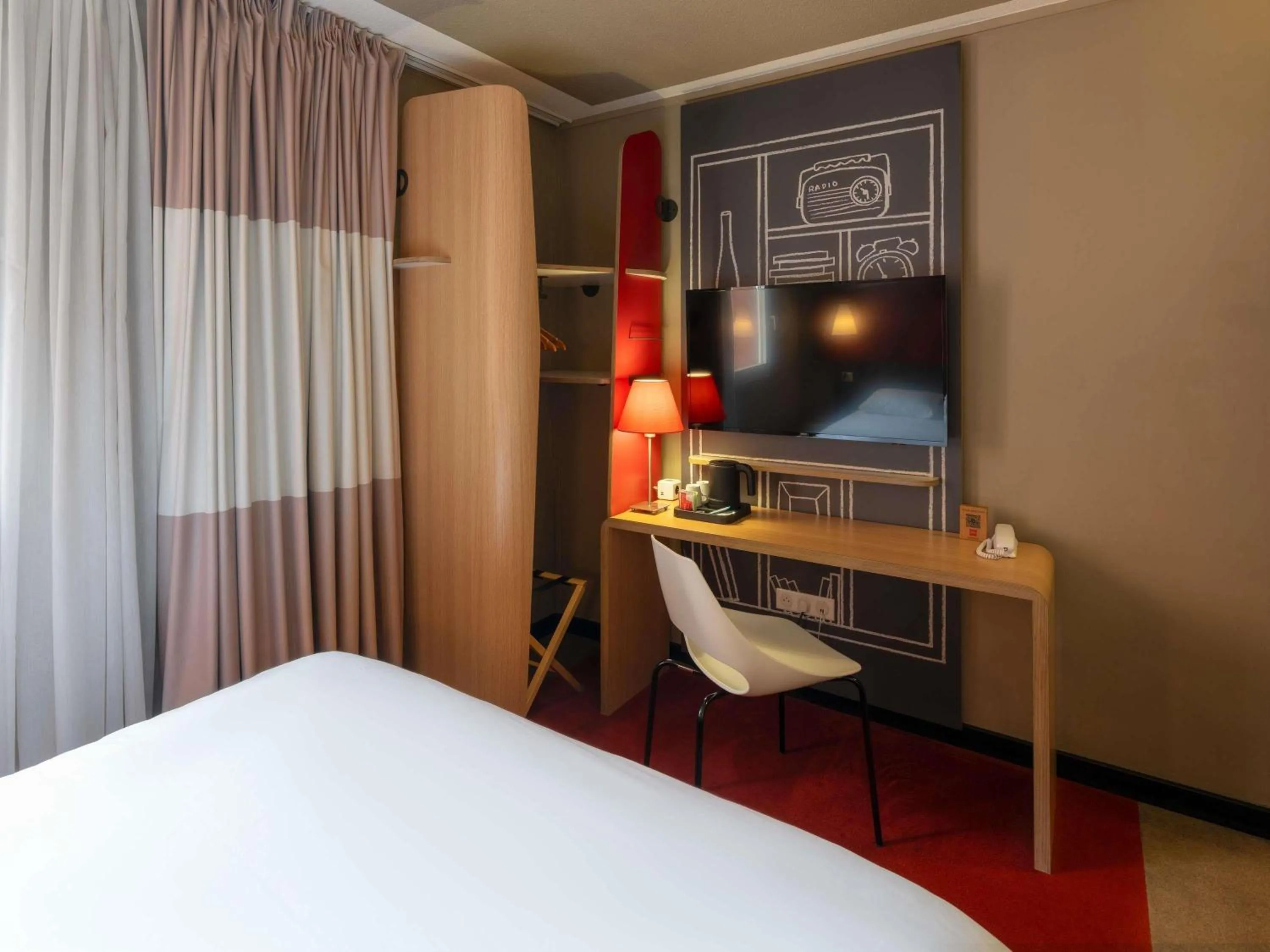 Bedroom, Bed in ibis Epernay Centre Ville