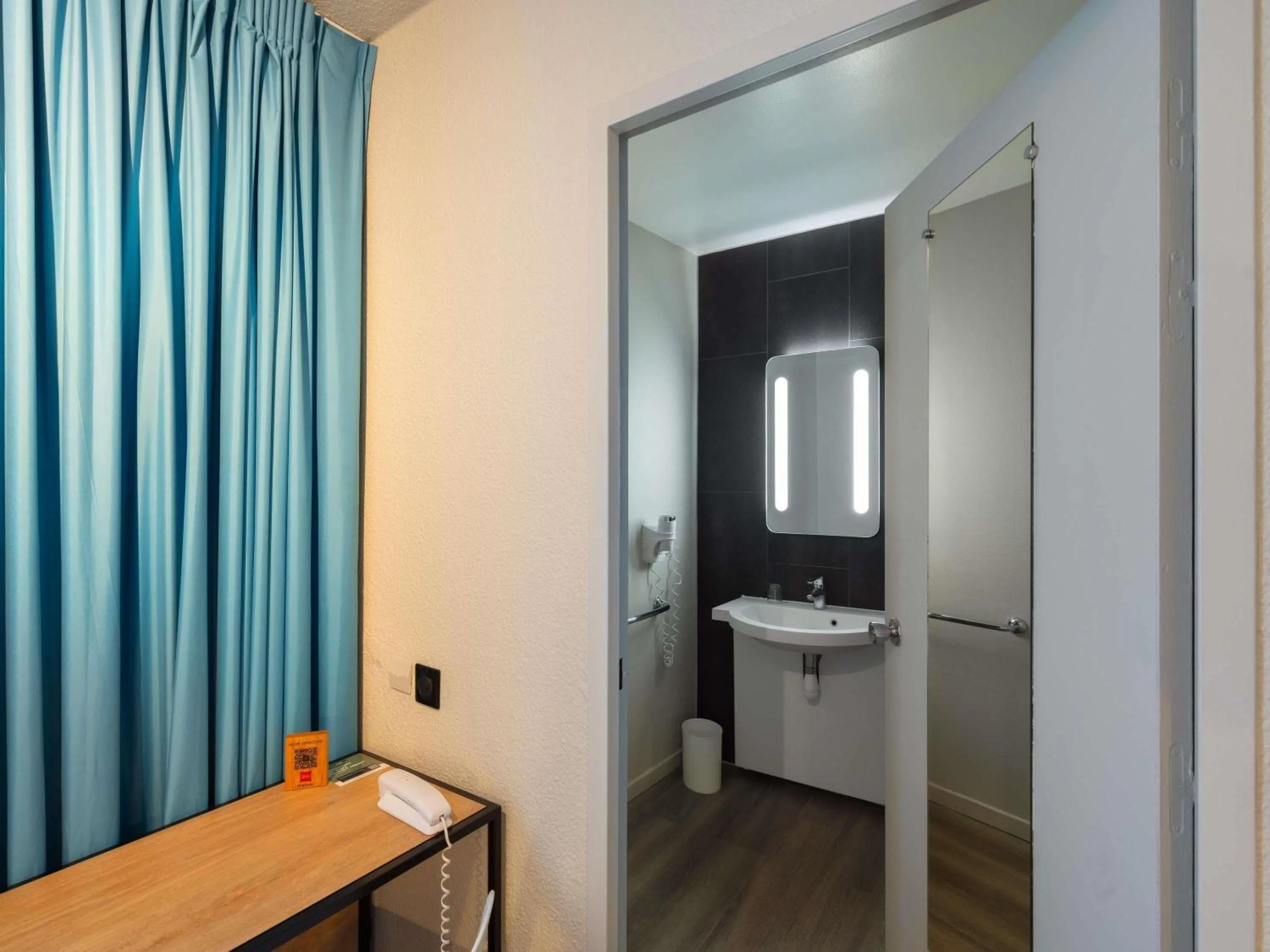 Bedroom in ibis Epernay Centre Ville