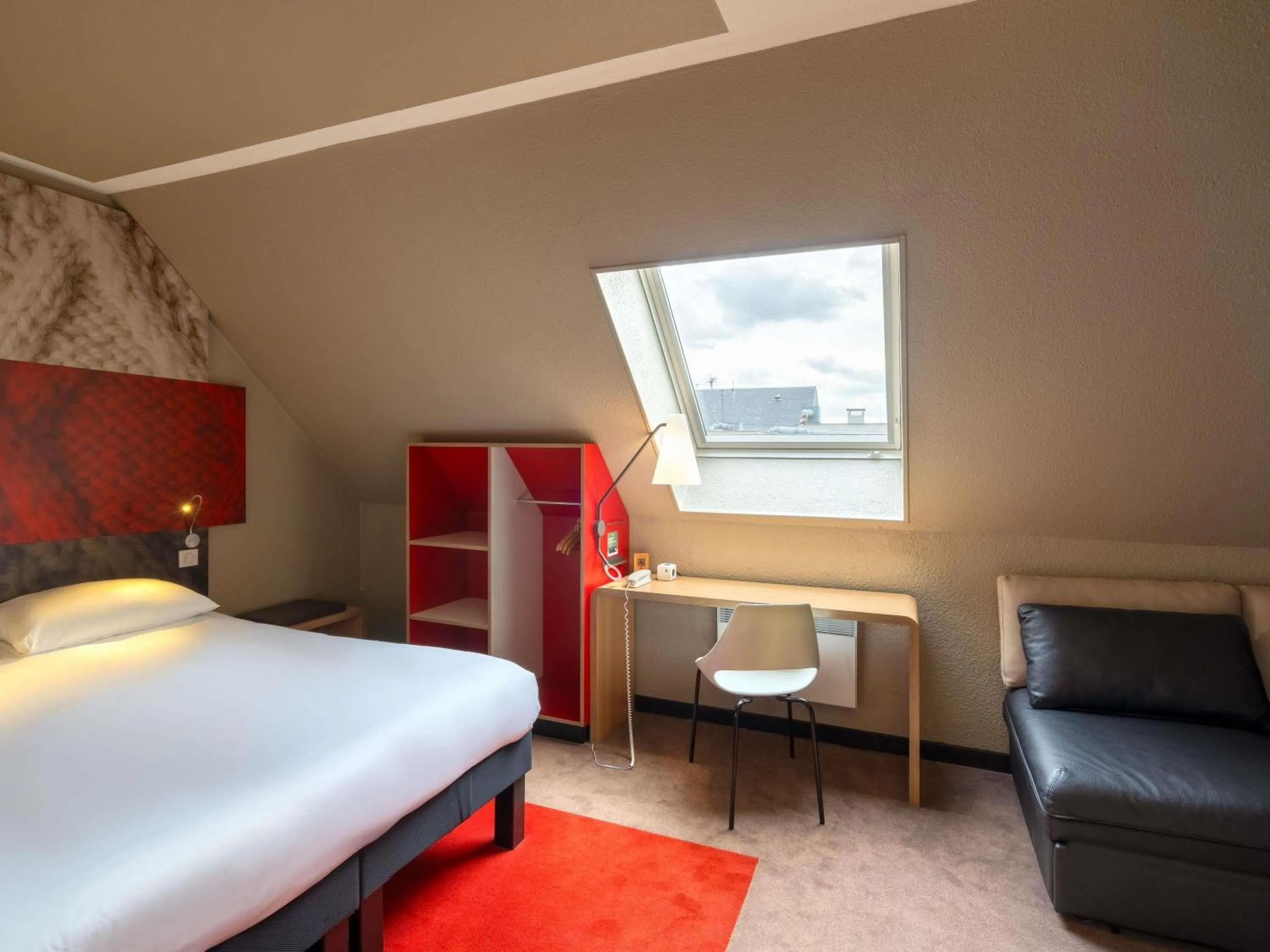 Bedroom, Bed in ibis Epernay Centre Ville
