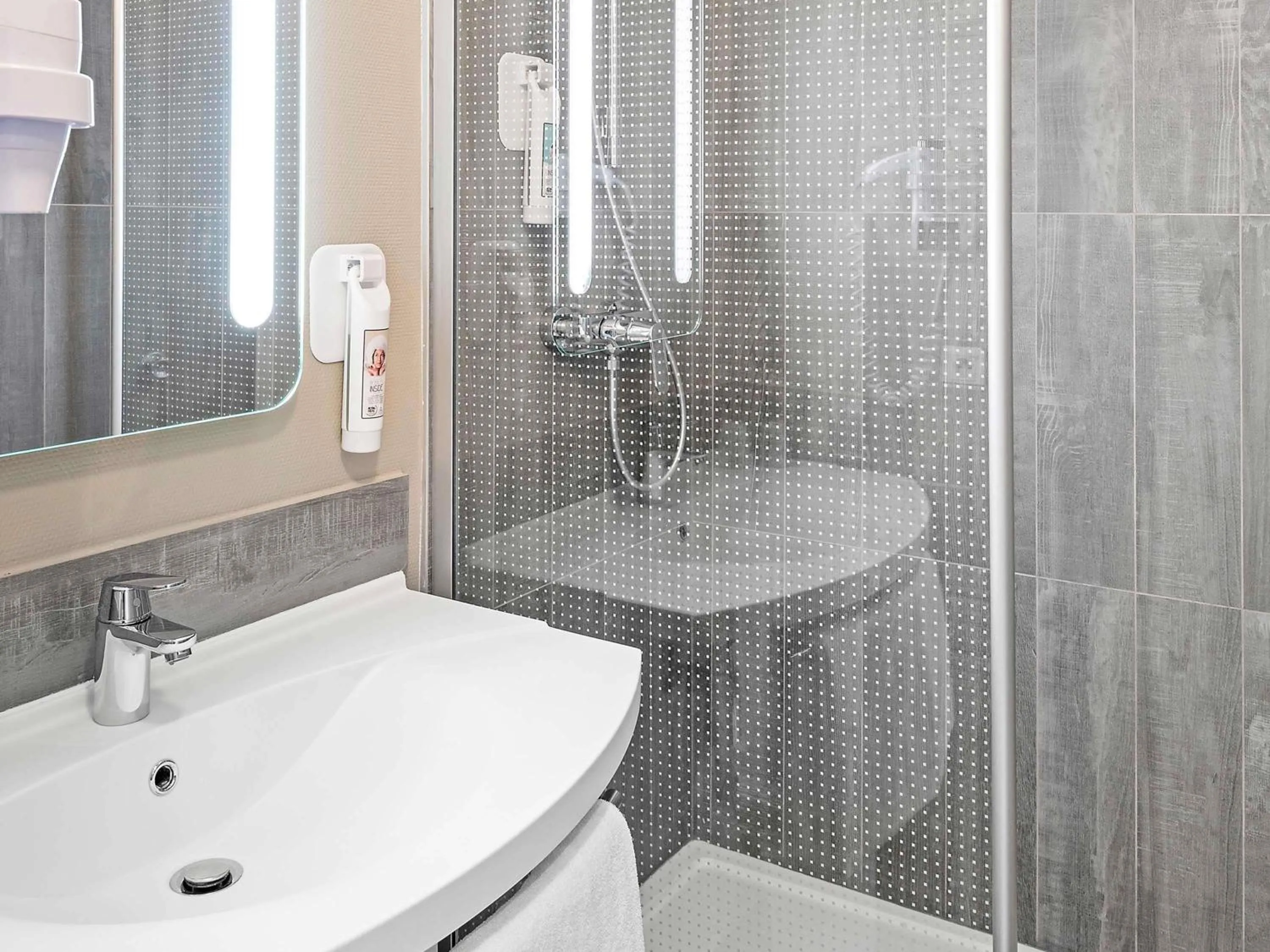 Bedroom in ibis Epernay Centre Ville