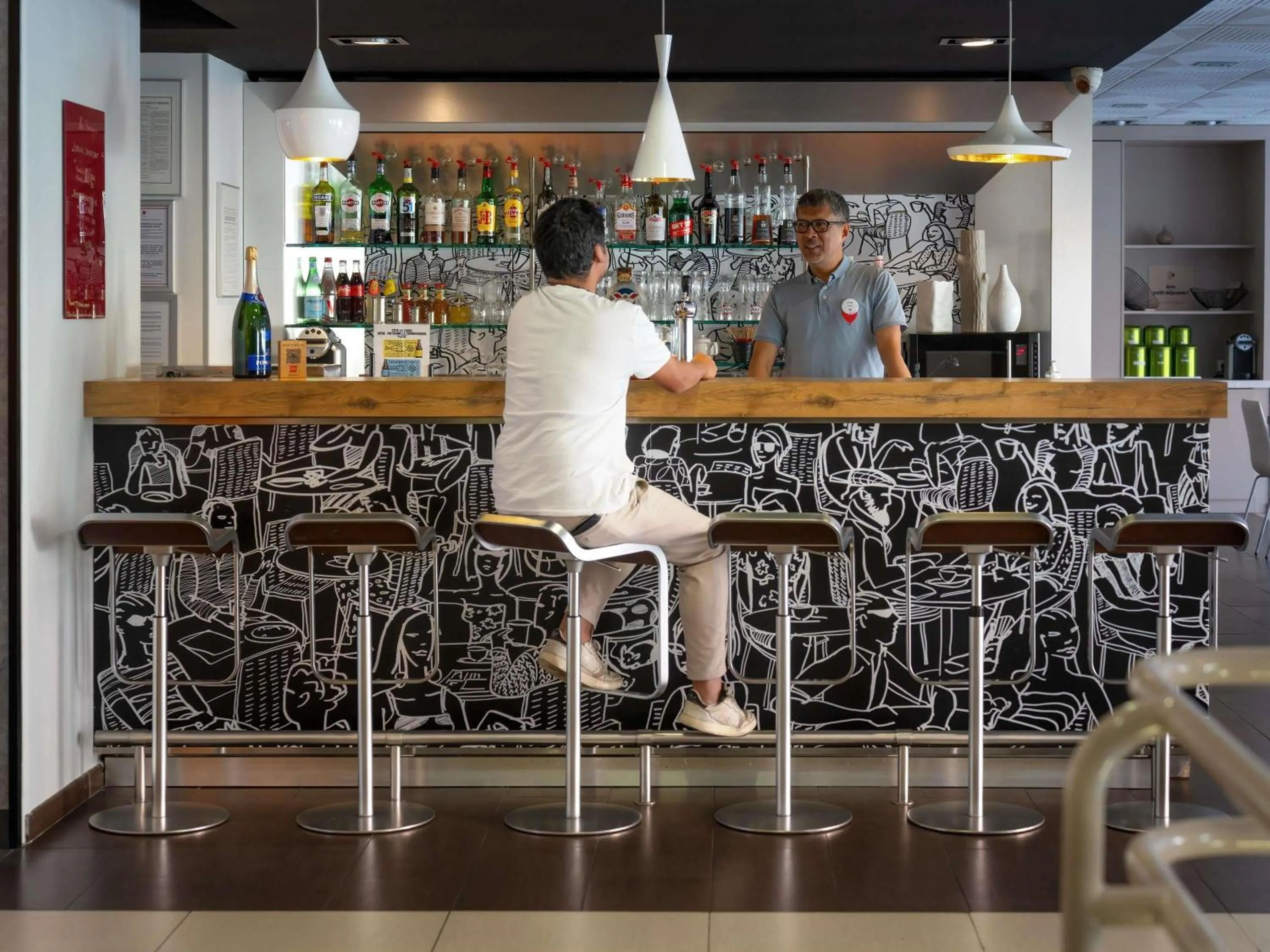 Lounge or bar in ibis Epernay Centre Ville