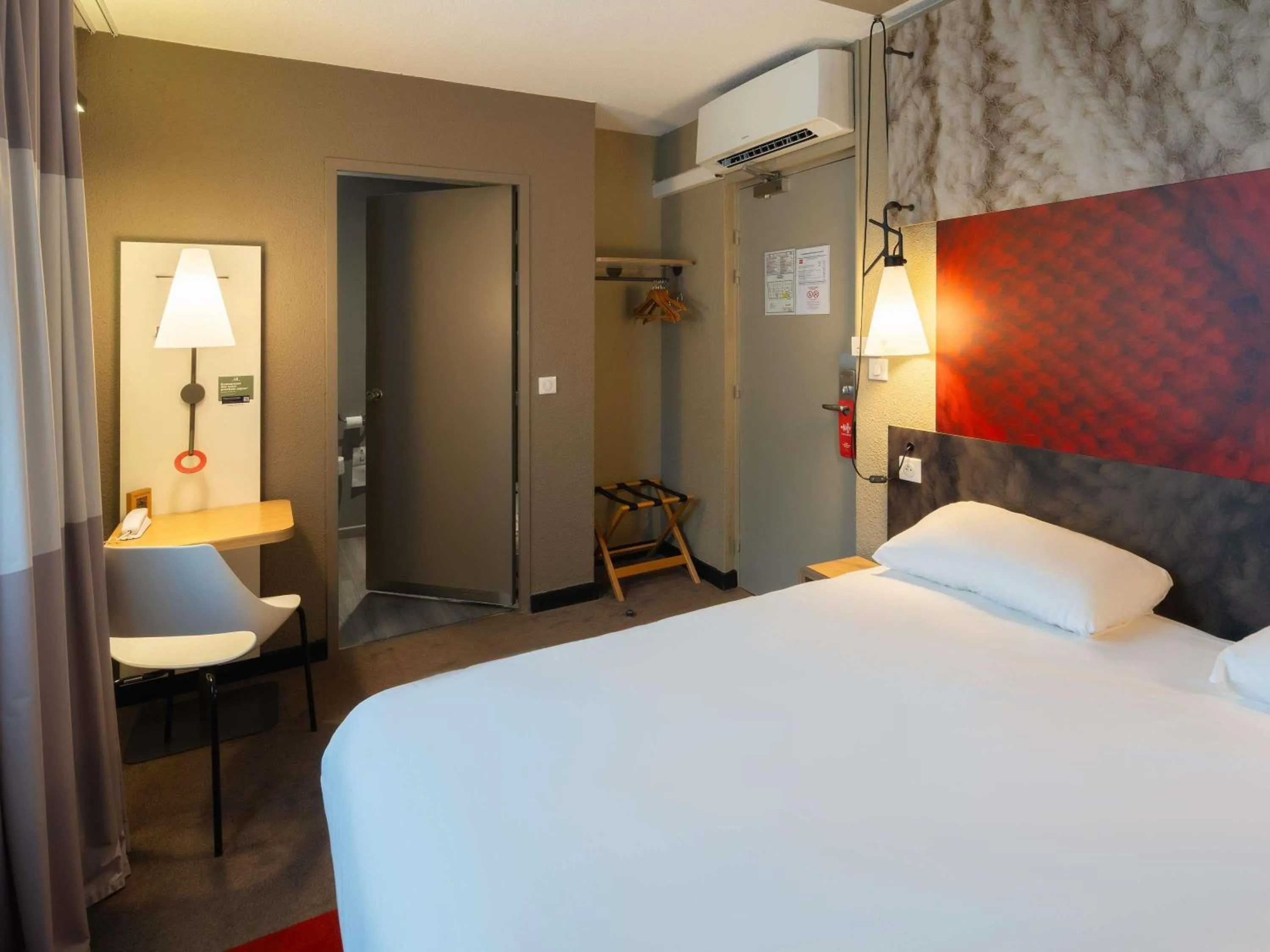 Bedroom, Bed in ibis Epernay Centre Ville