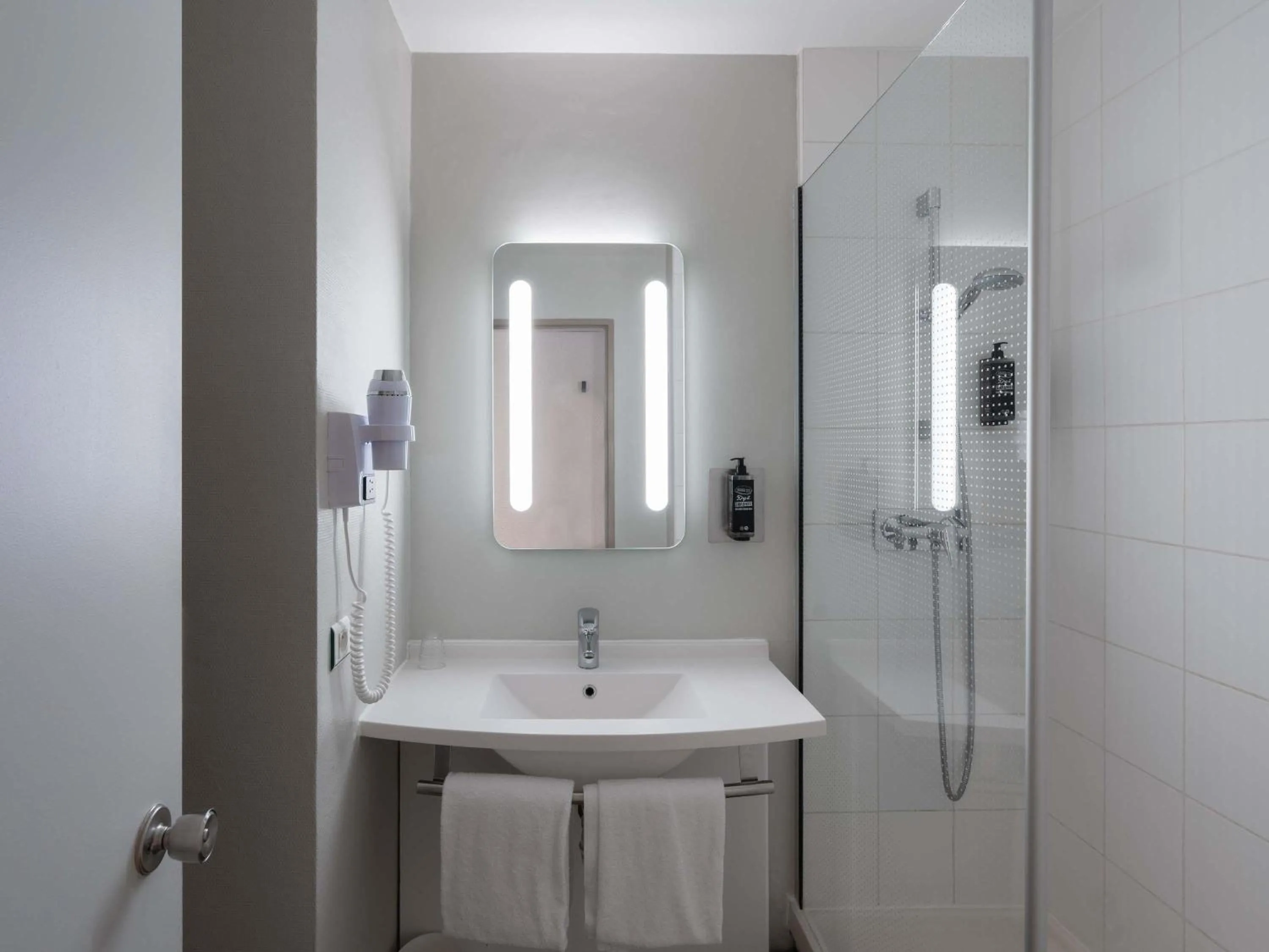 Bedroom in ibis Epernay Centre Ville