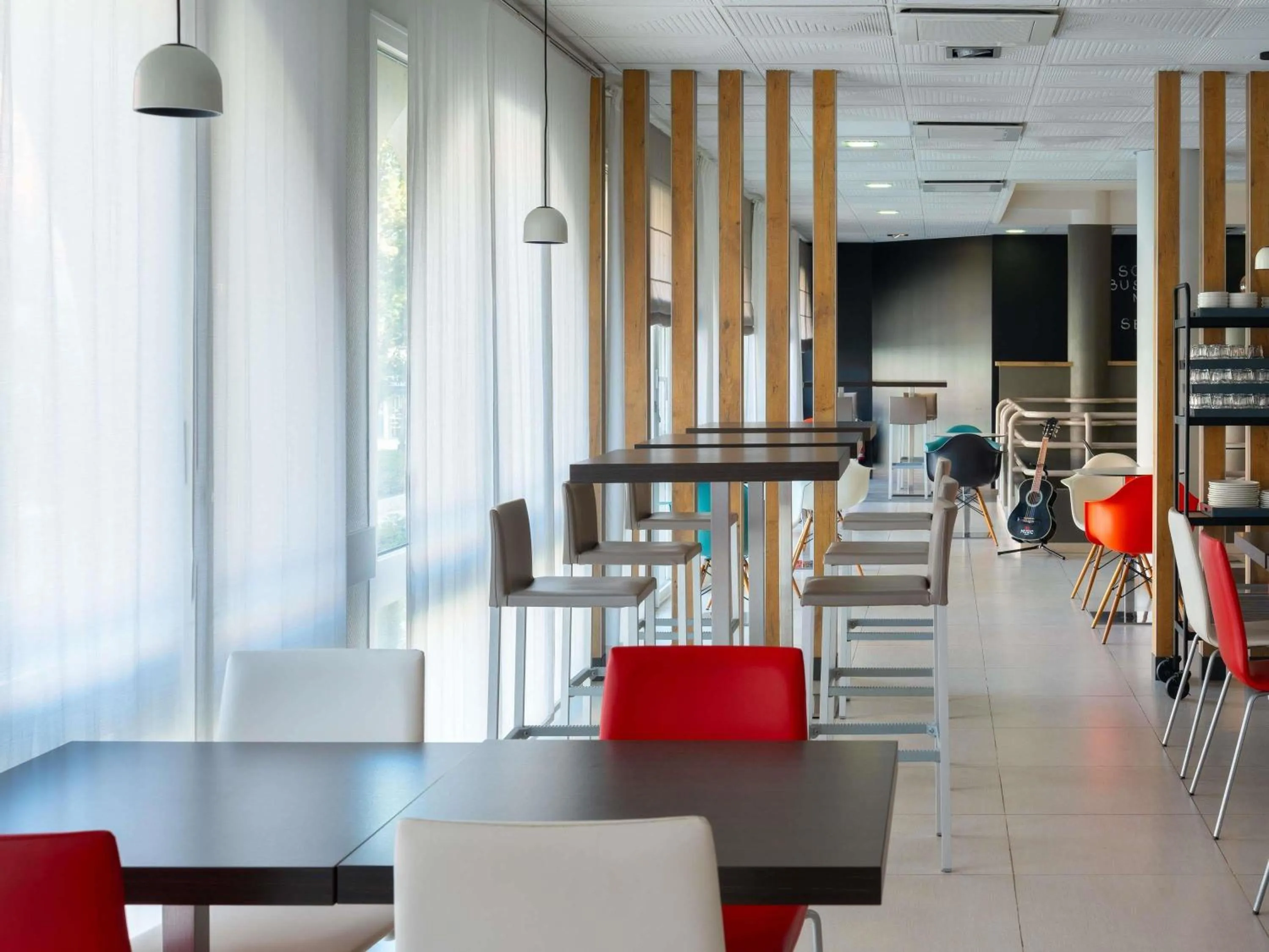 Lounge or bar in ibis Epernay Centre Ville